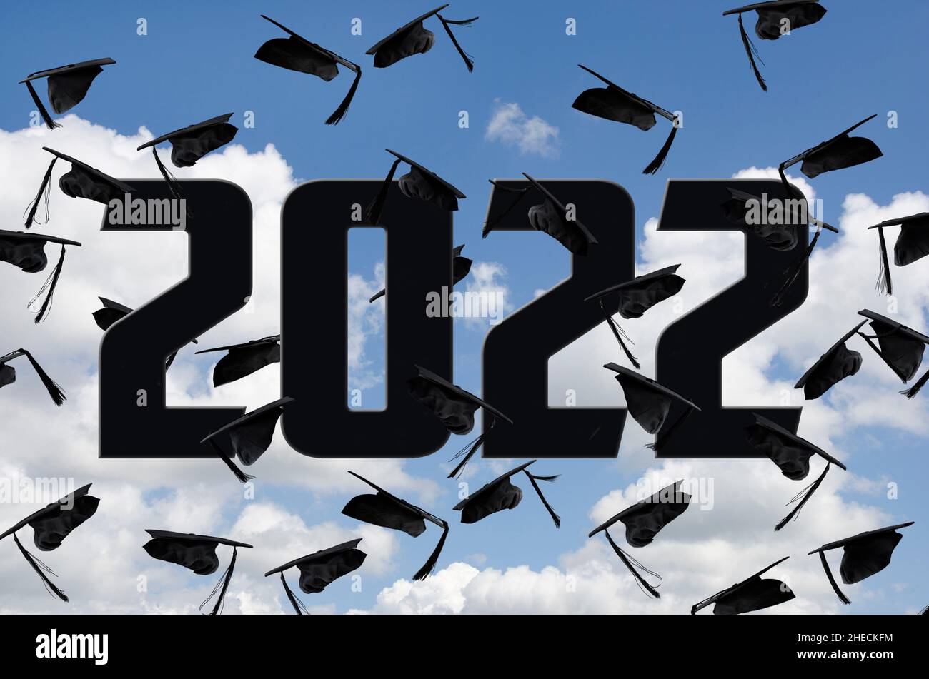 Chapeaux de remise de diplômes noirs aéroportés dans le ciel avec 2022 textes Banque D'Images Chapeaux de remise de diplômes noirs aéroportés dans le ciel avec 2022 textes Banque D'Images