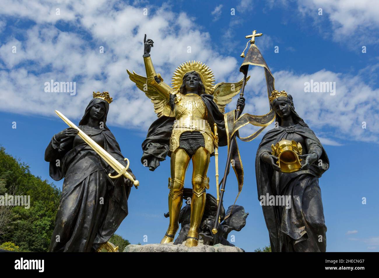 France, vosges, Domremy la Pucelle, lieu de naissance de Jeanne d'Arc, groupe de statues appelées Jeanne d'Arc et ses voix par Joseph Andre Allar en 1894 devant la basilique du Bois Chenu, également nommée Sainte Jeanne d'Arc de la basilique de Domremy la Pucelle Banque D'Images