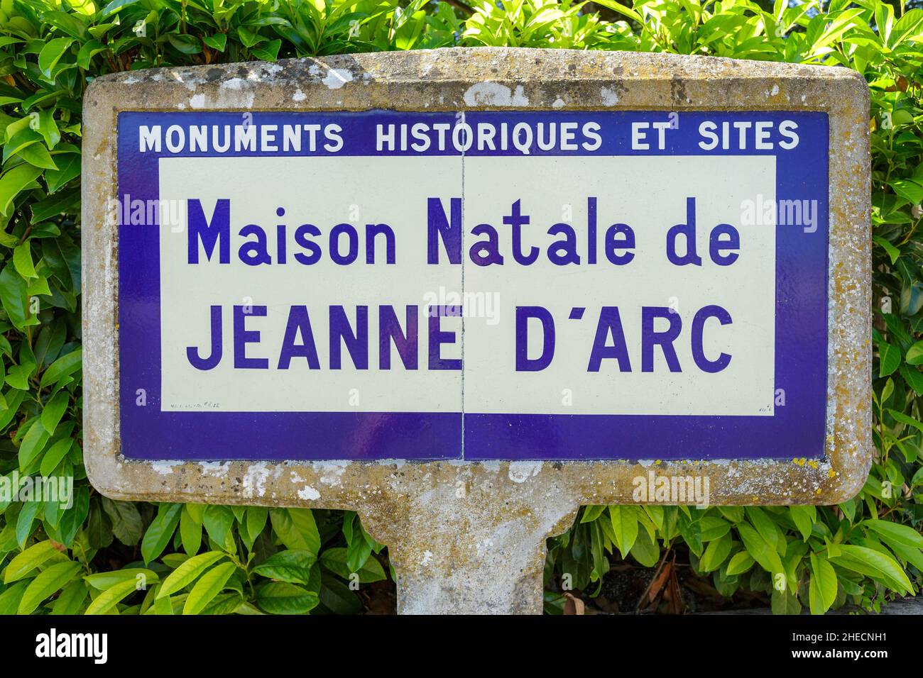 France, Vosges, Domremy la Pucelle, berceau de Jeanne d'Arc, plaque en face de la maison où Jeanne d'Arc est née aujourd'hui musée Banque D'Images