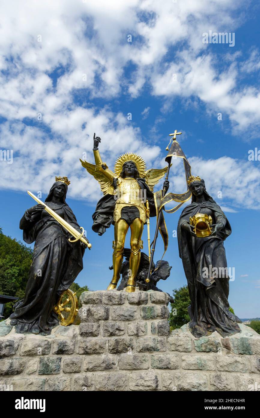 France, vosges, Domremy la Pucelle, lieu de naissance de Jeanne d'Arc, groupe de statues appelées Jeanne d'Arc et ses voix par Joseph Andre Allar en 1894 devant la basilique du Bois Chenu, également nommée Sainte Jeanne d'Arc de la basilique de Domremy la Pucelle Banque D'Images