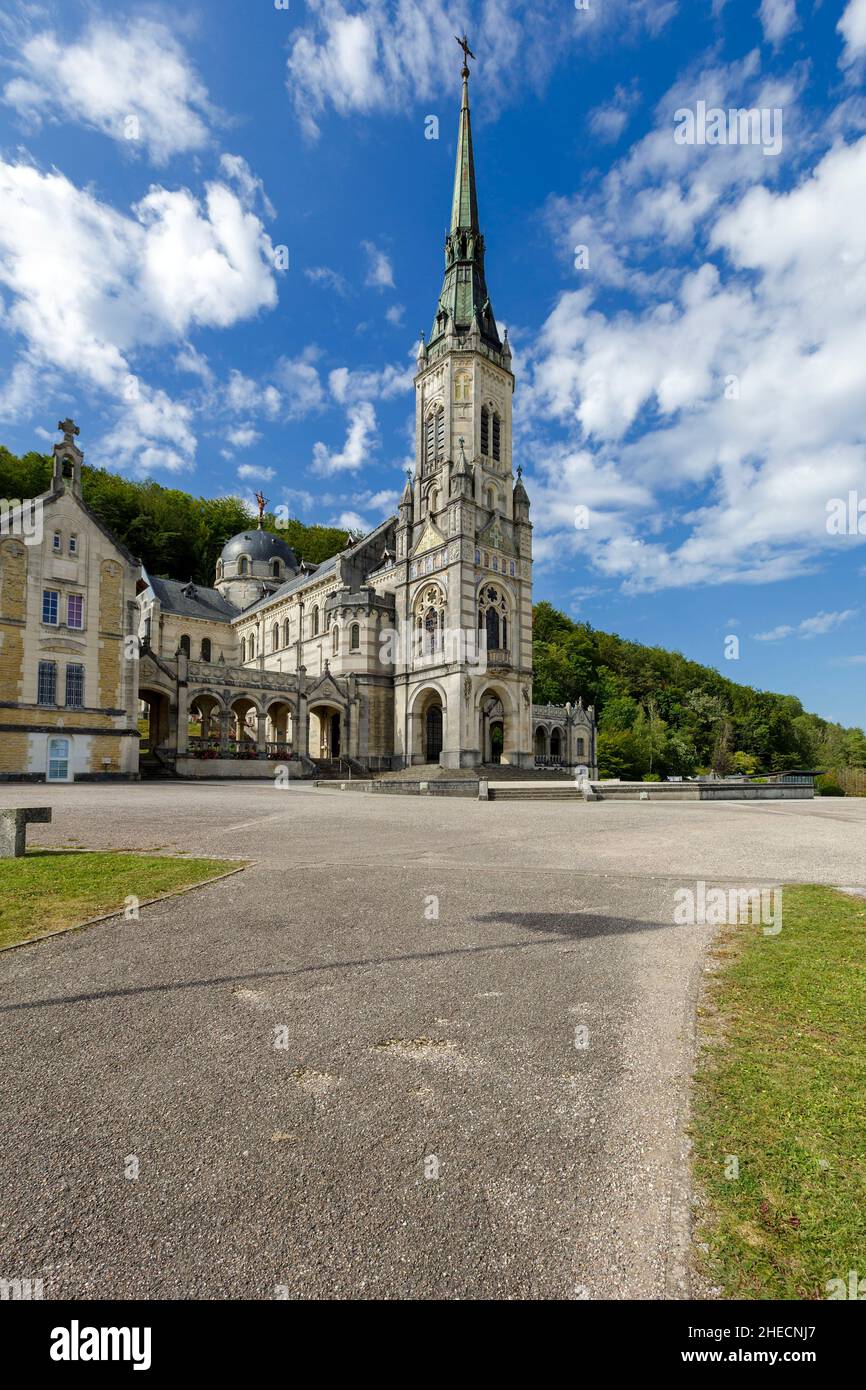 France, Vosges, Domremy la Pucelle, lieu de naissance de Jeanne d'Arc, Basilique du Bois Chenu (construite entre 1881 et 1926) également nommée Sainte Jeanne d'Arc de la Basilique Domremy la Pucelle par les architectes Paul Sedille, Emile et René Demay dans un style néo-romain Banque D'Images