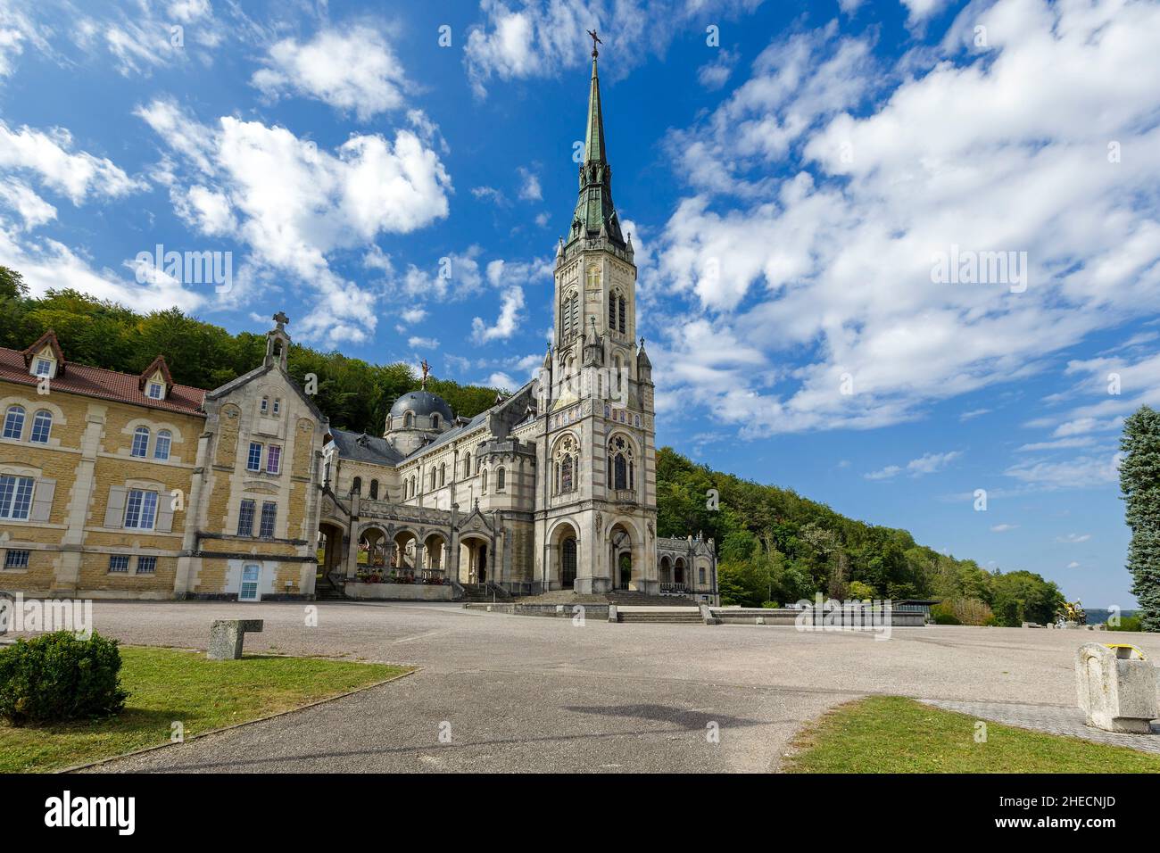 France, Vosges, Domremy la Pucelle, lieu de naissance de Jeanne d'Arc, Basilique du Bois Chenu (construite entre 1881 et 1926) également nommée Sainte Jeanne d'Arc de la Basilique Domremy la Pucelle par les architectes Paul Sedille, Emile et René Demay dans un style néo-romain Banque D'Images