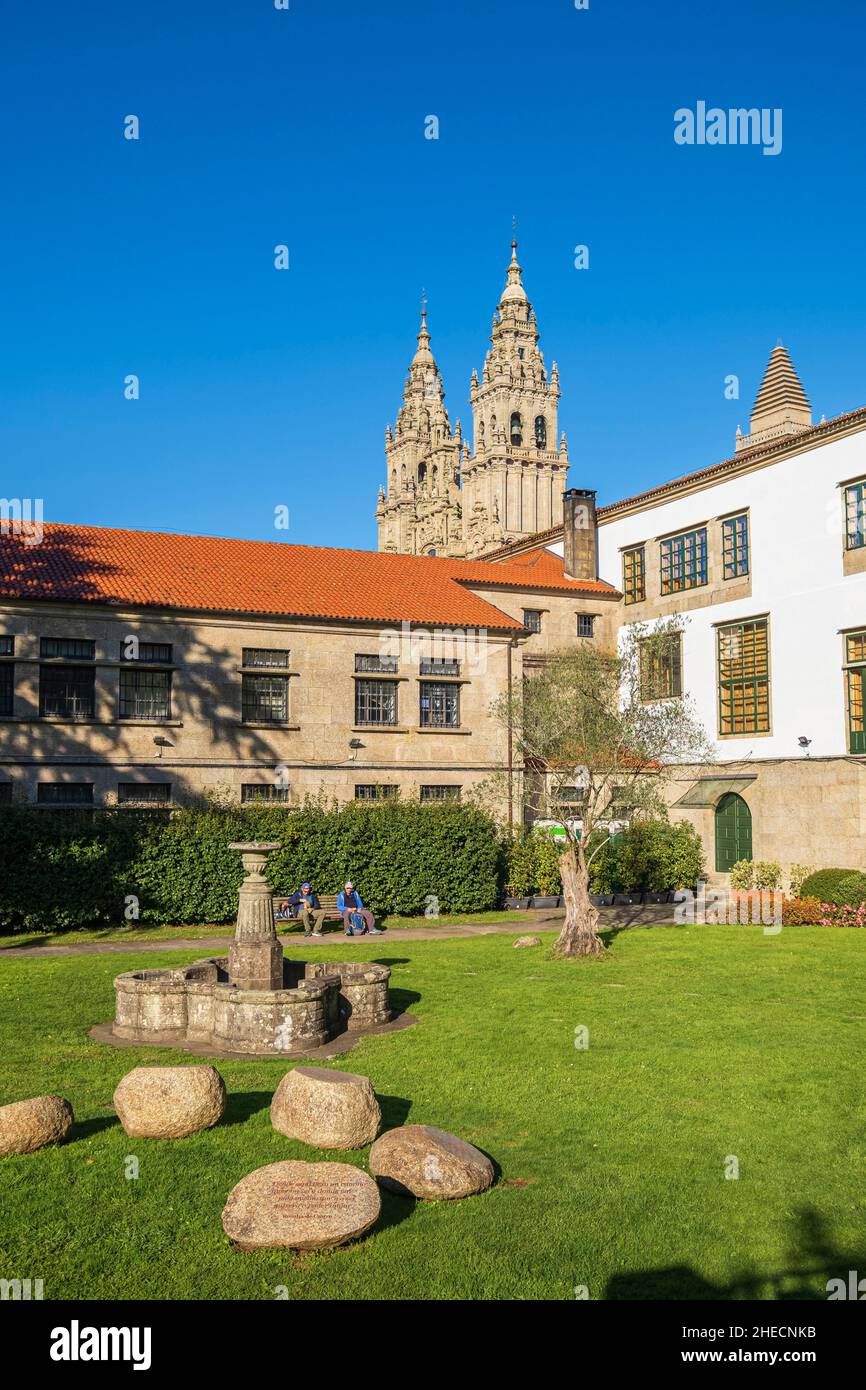 Espagne, Galice, Saint-Jacques-de-Compostelle, la vieille ville (site classé au patrimoine mondial de l'UNESCO), le Collège du jardin de Fonseca, la cathédrale en arrière-plan Banque D'Images