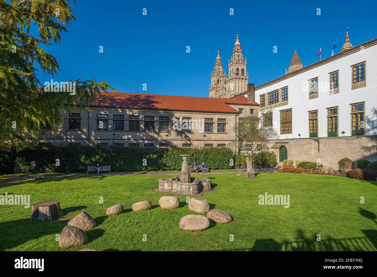 Espagne, Galice, Saint-Jacques-de-Compostelle, la vieille ville (site classé au patrimoine mondial de l'UNESCO), le Collège du jardin de Fonseca, la cathédrale en arrière-plan Banque D'Images