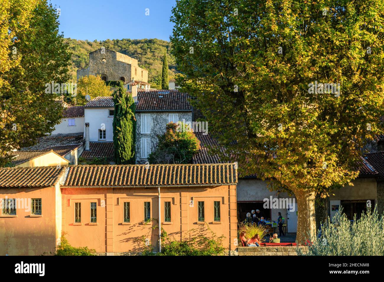 France, Var, massif des Maures, Collobrières, le village surmonté par les ruines de l'ancienne église Saint-Pons // France, Var (83), massif des Maures, Banque D'Images