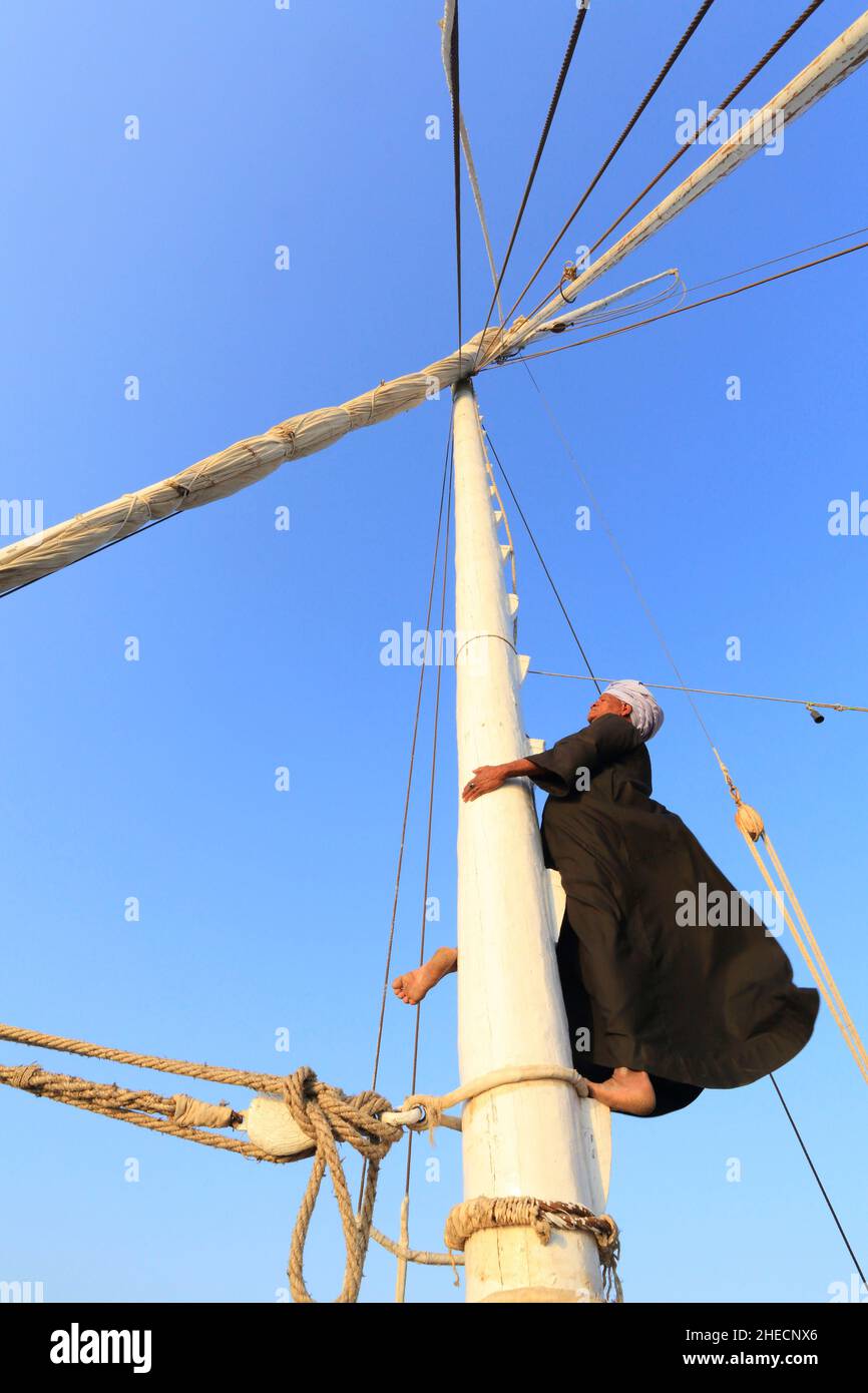 Egypte, haute Egypte, vallée du Nil, dahabieh Albatross croisière entre Esna et Assouan, bateau manœuvrant dans la voile principale de lateen du bateau Banque D'Images