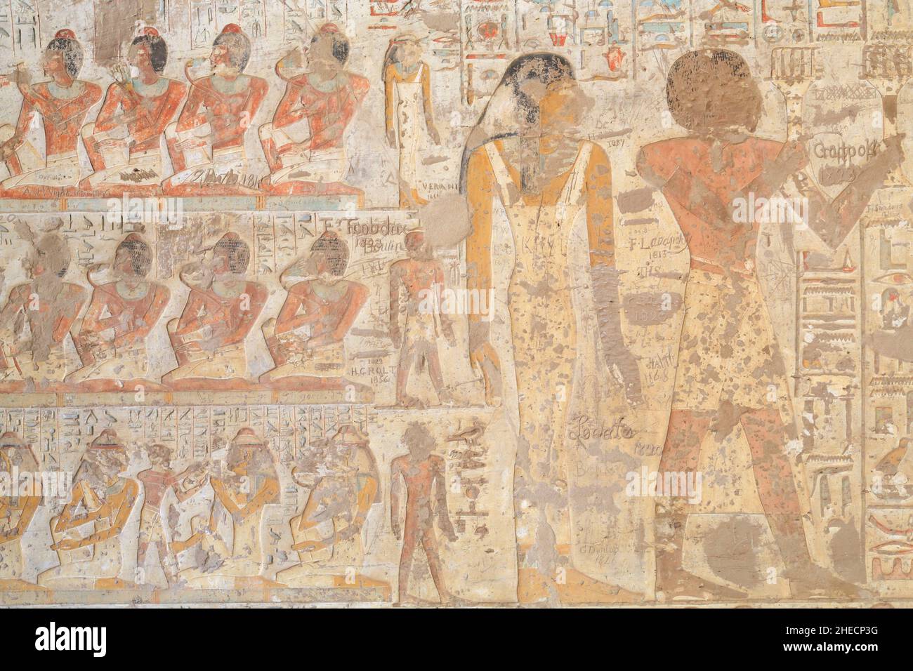 Égypte, haute Égypte, vallée du Nil, El Kab, tombe de Paheri (nomade de Nekhen), scène de banquet et hiéroglyphes avec graffiti Banque D'Images