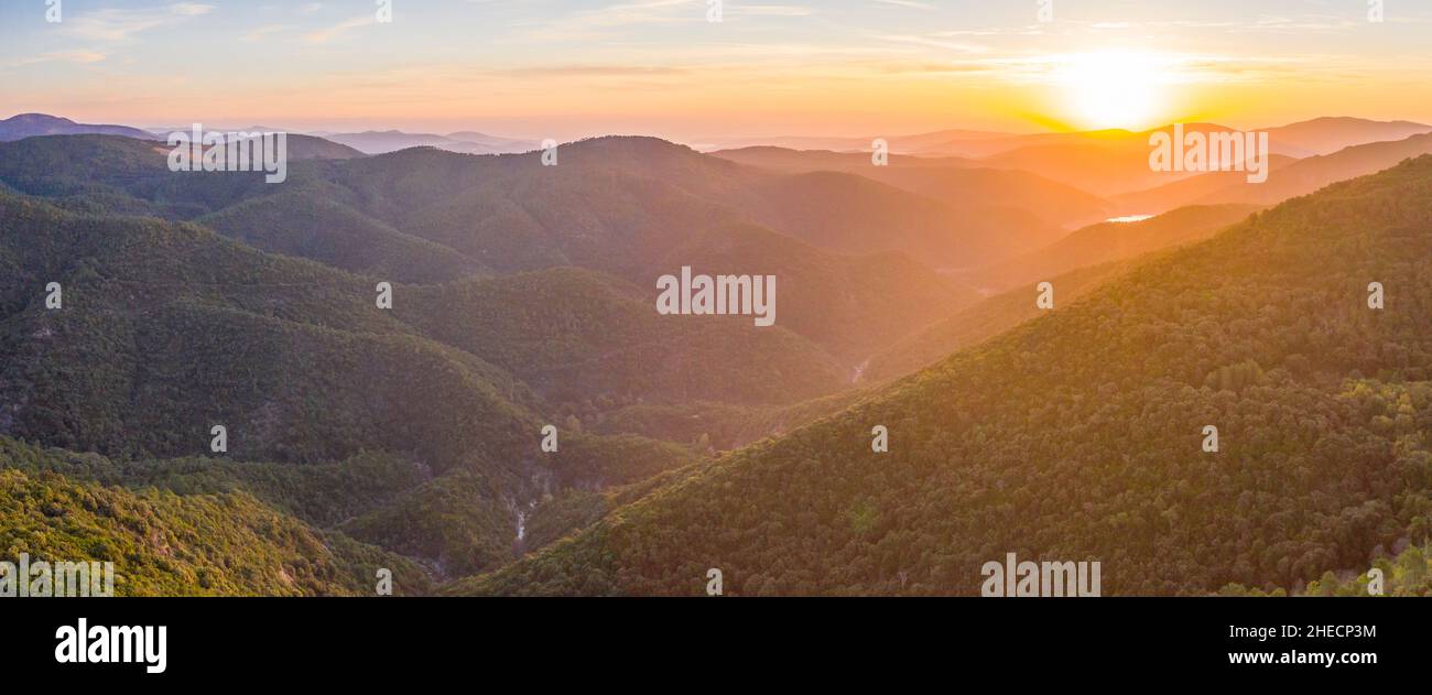 France, Var, massif des Maures, Collobrières, massif forestier au lever du soleil (vue aérienne) // France, Var (83), massif des Maures, Collobrières, massif avant Banque D'Images