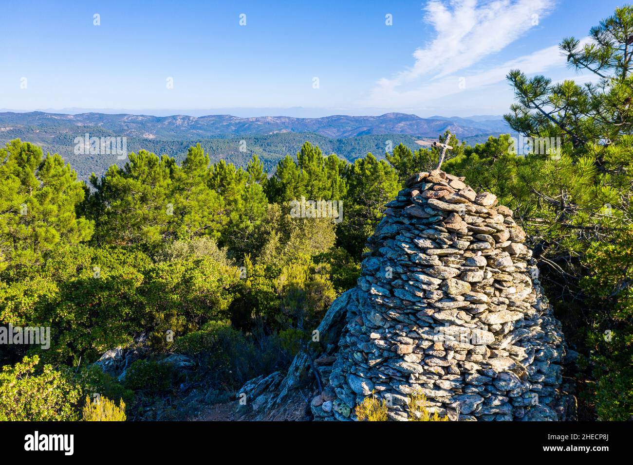 France, Var, massif des Maures, Collobrières, cairn dans la forêt // France, Var (83), massif des Maures, Collobrières, cairn dans le massif prévu Banque D'Images