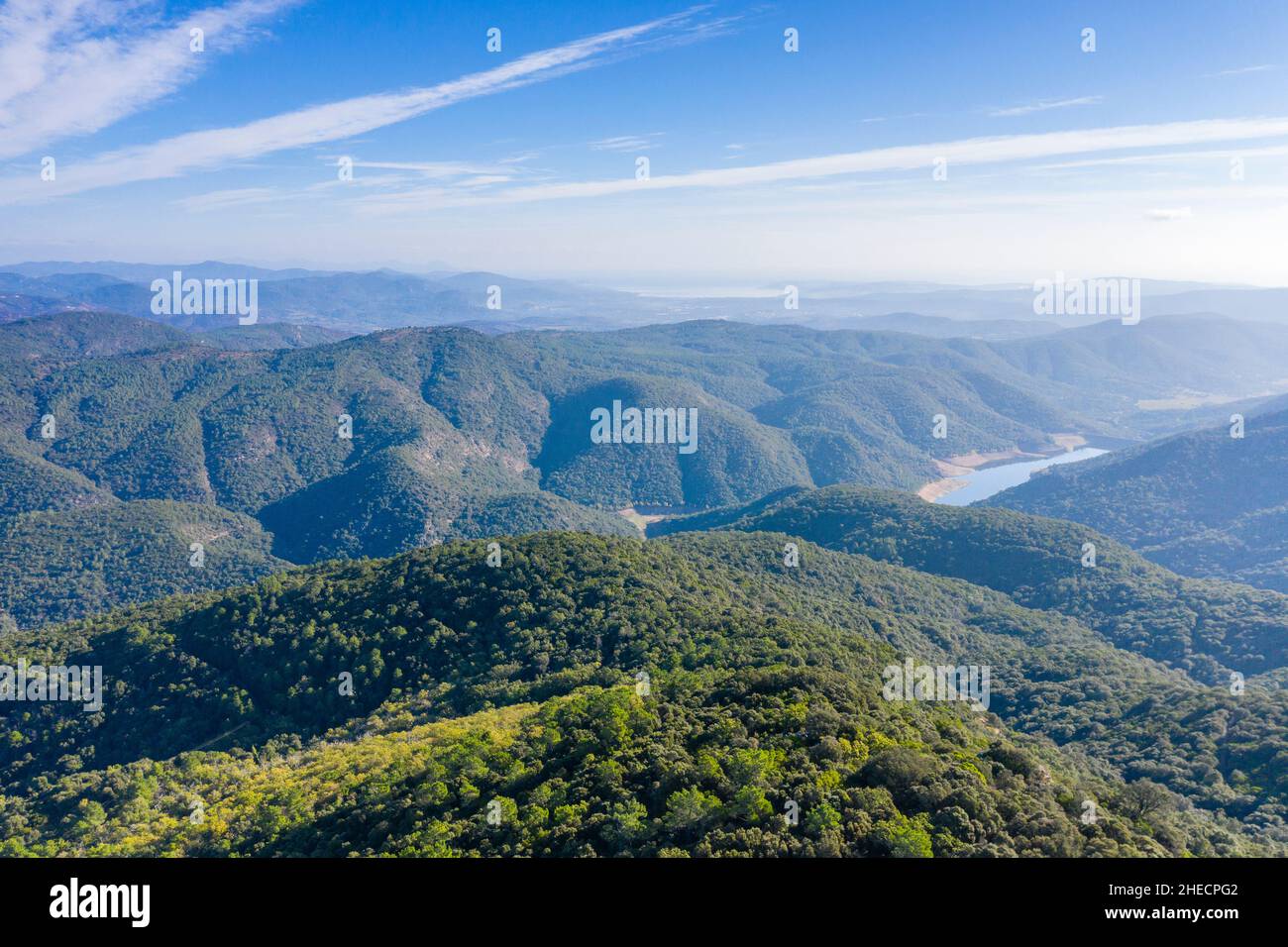 France, Var, massif des Maures, Collobrières, massif forestier et lac Verne (vue aérienne) // France, Var (83), massif des Maures, Collobrières, mas Banque D'Images