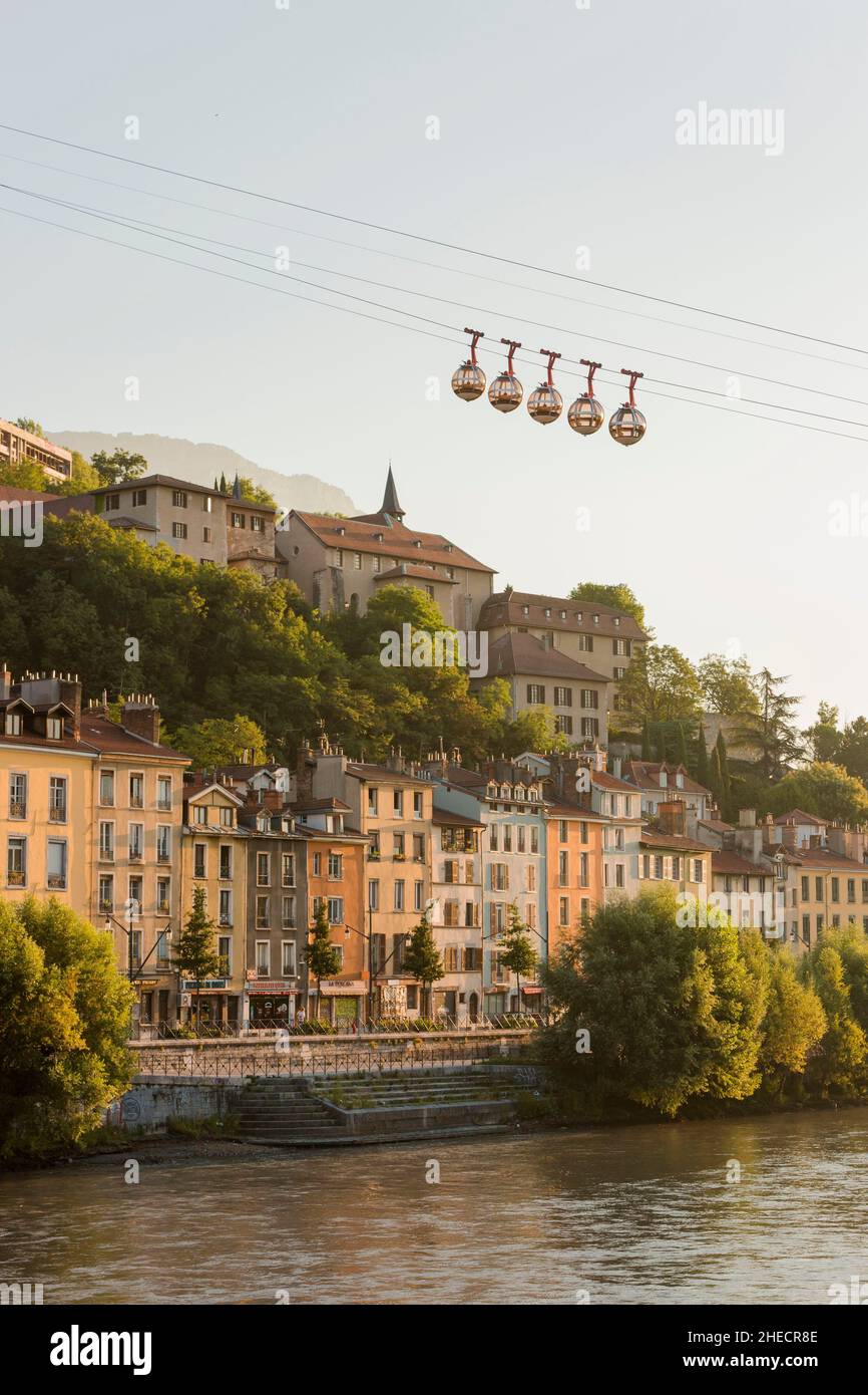 France, Isere, Grenoble, rives de l'Isere, Saint Laurent et ses façades colorées, avec le massif de la Chartreuse en arrière-plan Banque D'Images