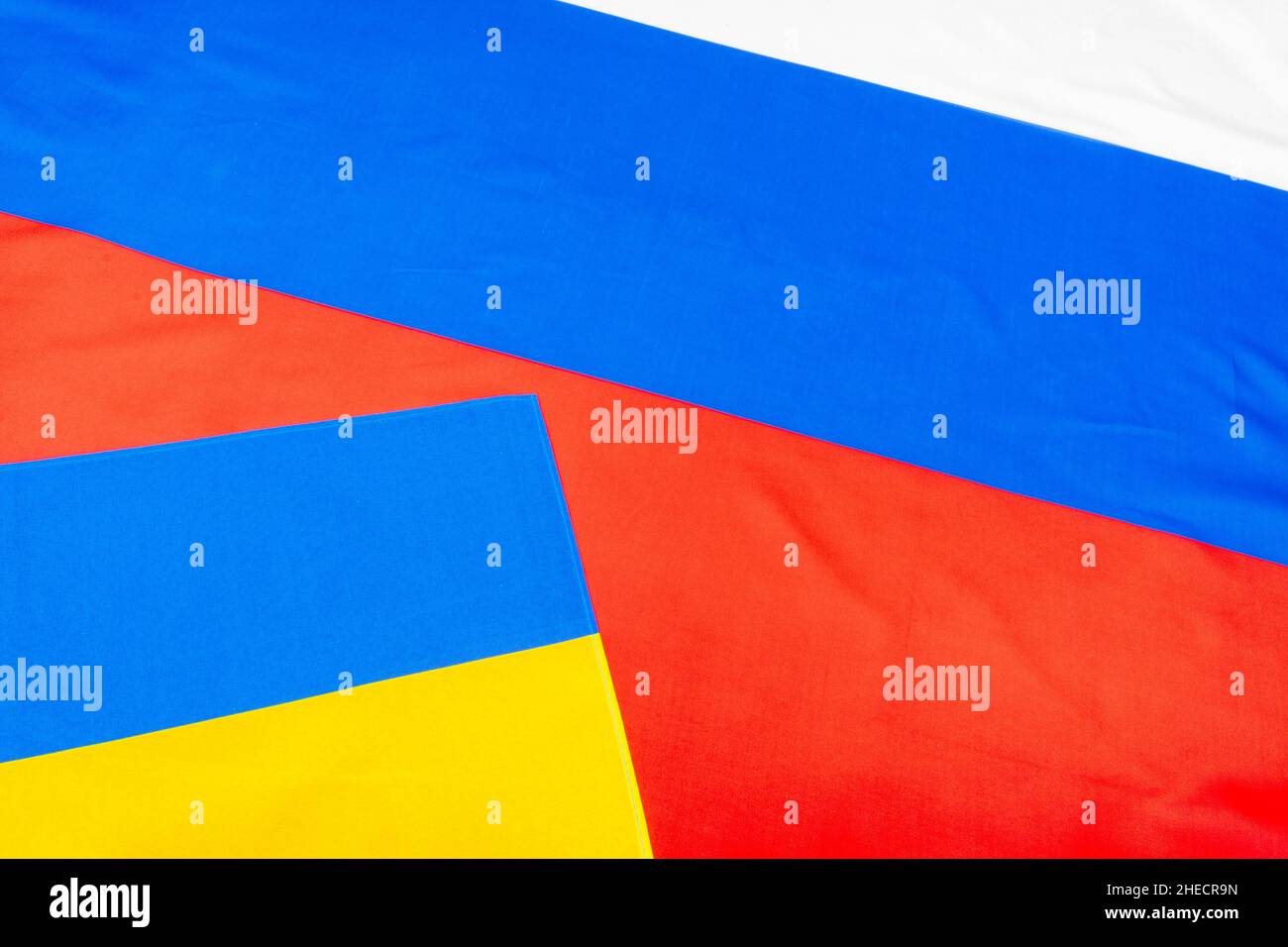 Drapeaux russes et ukrainiens en polyester pour la crise Ukraine-Russie, l'invasion russe, les tensions de guerre en Ukraine. Banque D'Images