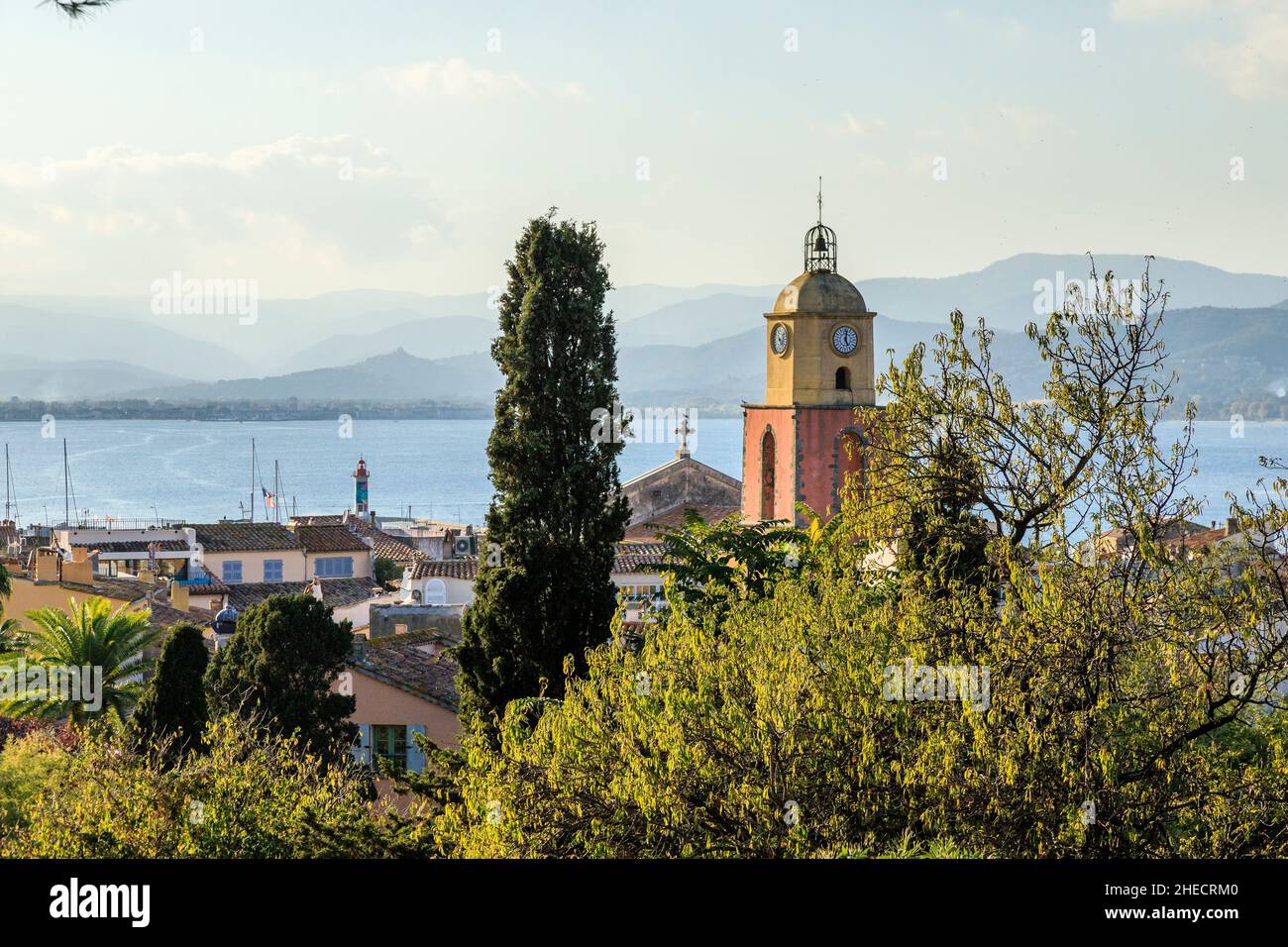 France, Var, Saint Tropez, clocher de l'église notre Dame de l'Assomption et Golfe de Saint Tropez // France, Var (83), Saint-Tropez, clocher Banque D'Images