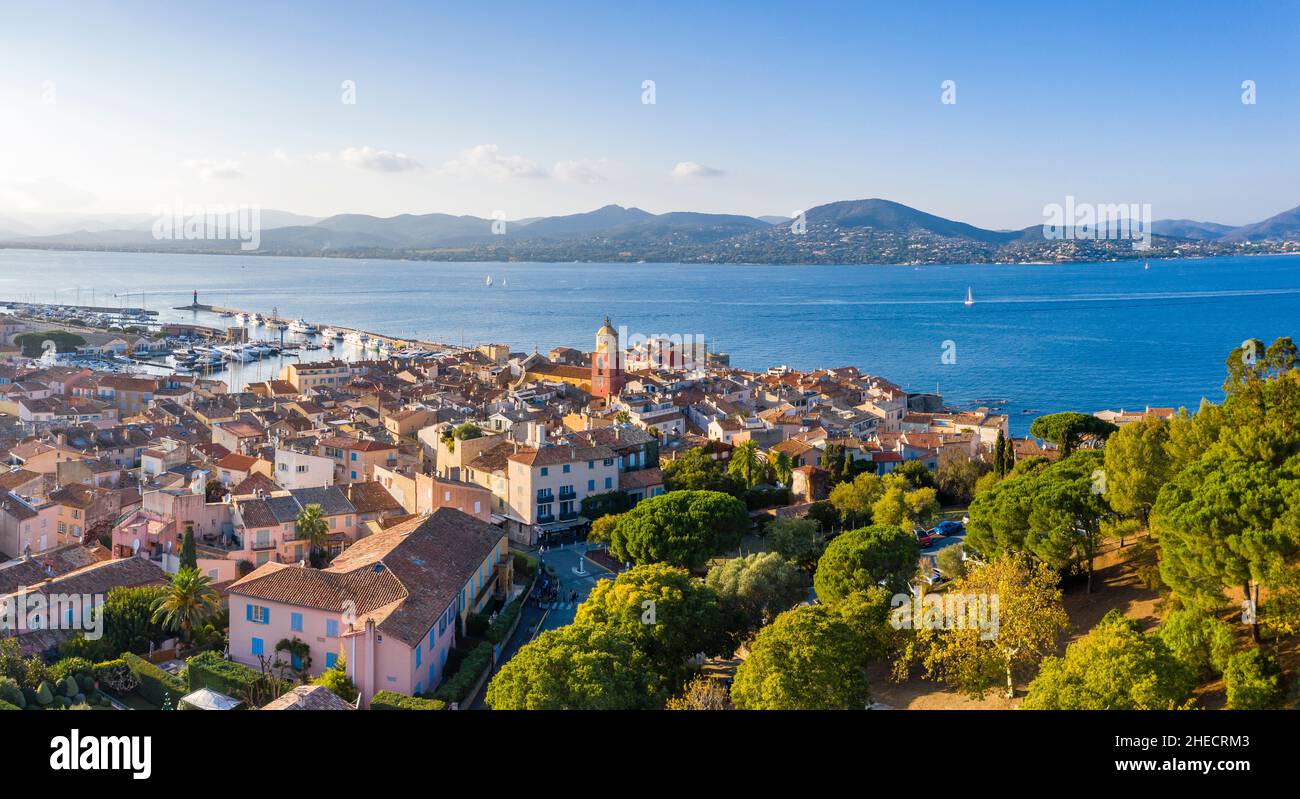France, Var, Saint Tropez, village, clocher de l'église notre Dame de l'Assomption et golfe de Saint Tropez (vue aérienne) // France, Var (83) Banque D'Images
