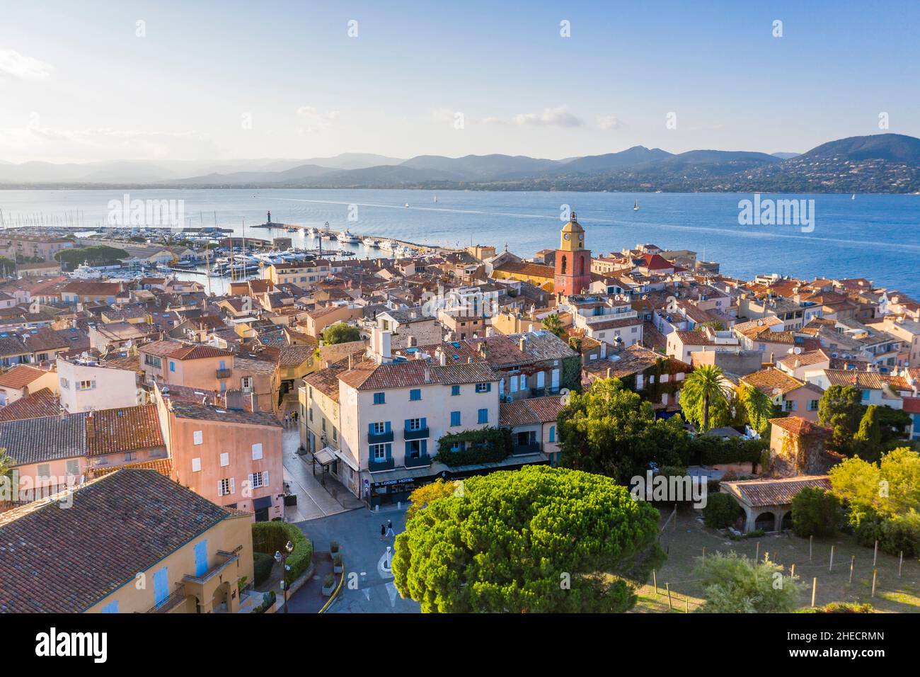 France, Var, Saint Tropez, village, clocher de l'église notre Dame de l'Assomption et golfe de Saint Tropez (vue aérienne) // France, Var (83) Banque D'Images