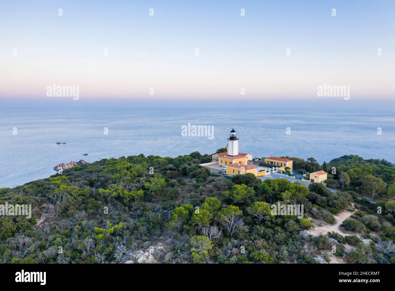 France, Var, presqu'île de Saint Tropez, Ramatuelle, le Cap Camarat,Phare de Camarat (vue aérienne) // France, Var (83), presqu'île de Saint-Tropez, Ra Banque D'Images