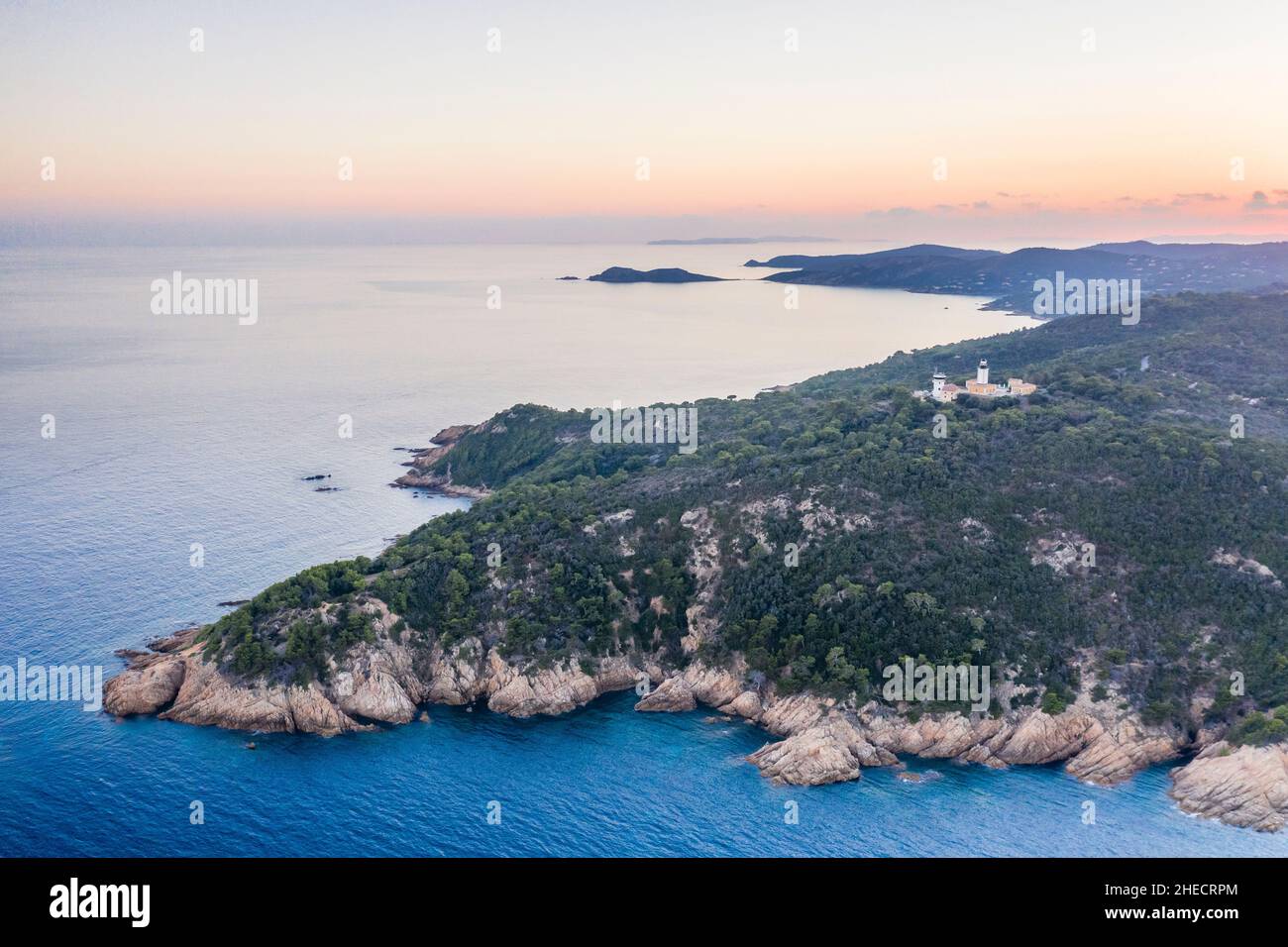 France, Var, presqu'île de Saint Tropez, Ramatuelle, le Cap Camarat,Phare de Camarat (vue aérienne) // France, Var (83), presqu'île de Saint-Tropez, Ra Banque D'Images