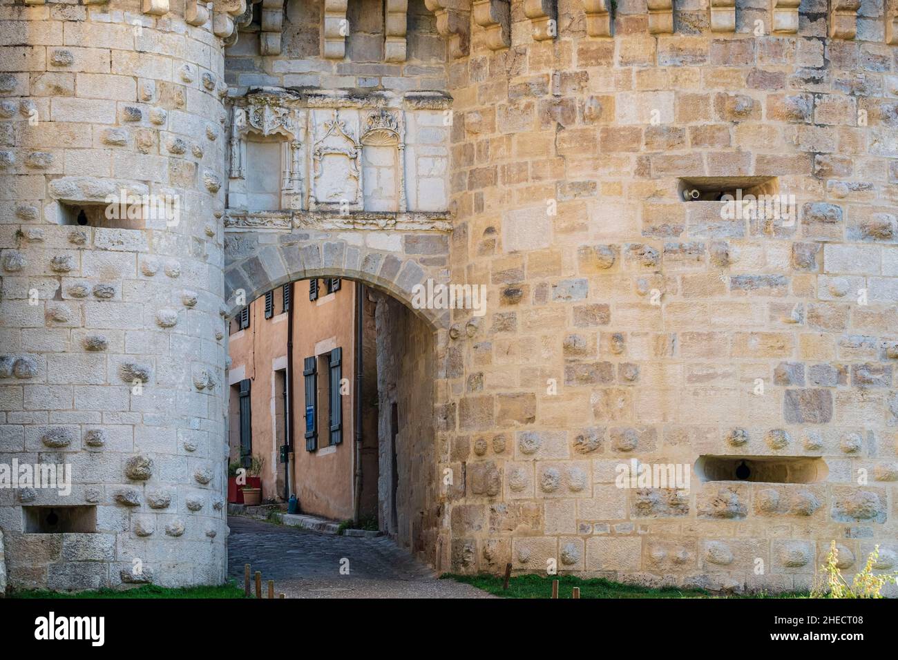 France, Yonne, Parc naturel régional du Morvan, Vezelay, site classé au patrimoine mondial de l'UNESCO, les plus Beaux villages de France (les plus beaux villages de France), point de départ de l'une des principales voies vers Saint-Jacques-de-Compostelle (via Lemovicensis ou Vezelay Way), les remparts et la porte Neuve datant du 14th siècle Banque D'Images