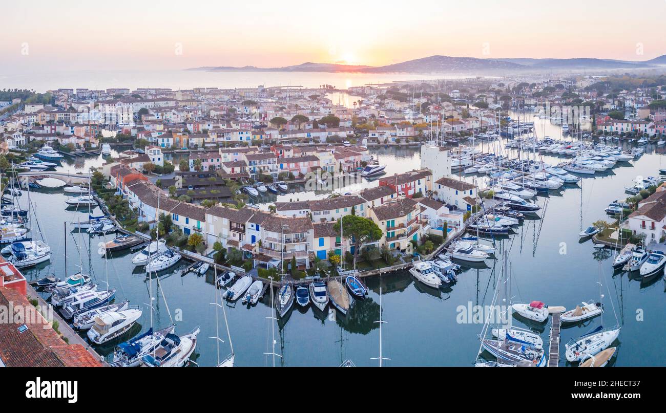 France, Var, Golfe de Saint Tropez, Grimaud, Port Grimaud, ville de Lacustrie conçue par l'architecte français François Spoerry, le port de plaisance (vue aérienne) Banque D'Images