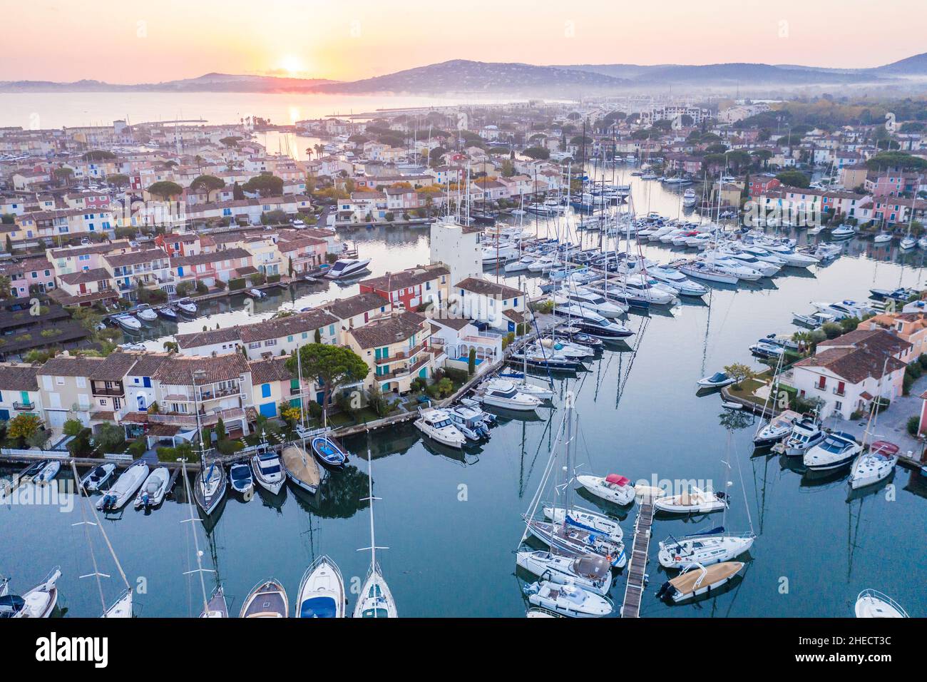 France, Var, Golfe de Saint Tropez, Grimaud, Port Grimaud, ville de Lacustrie conçue par l'architecte français François Spoerry, le port de plaisance (vue aérienne) Banque D'Images