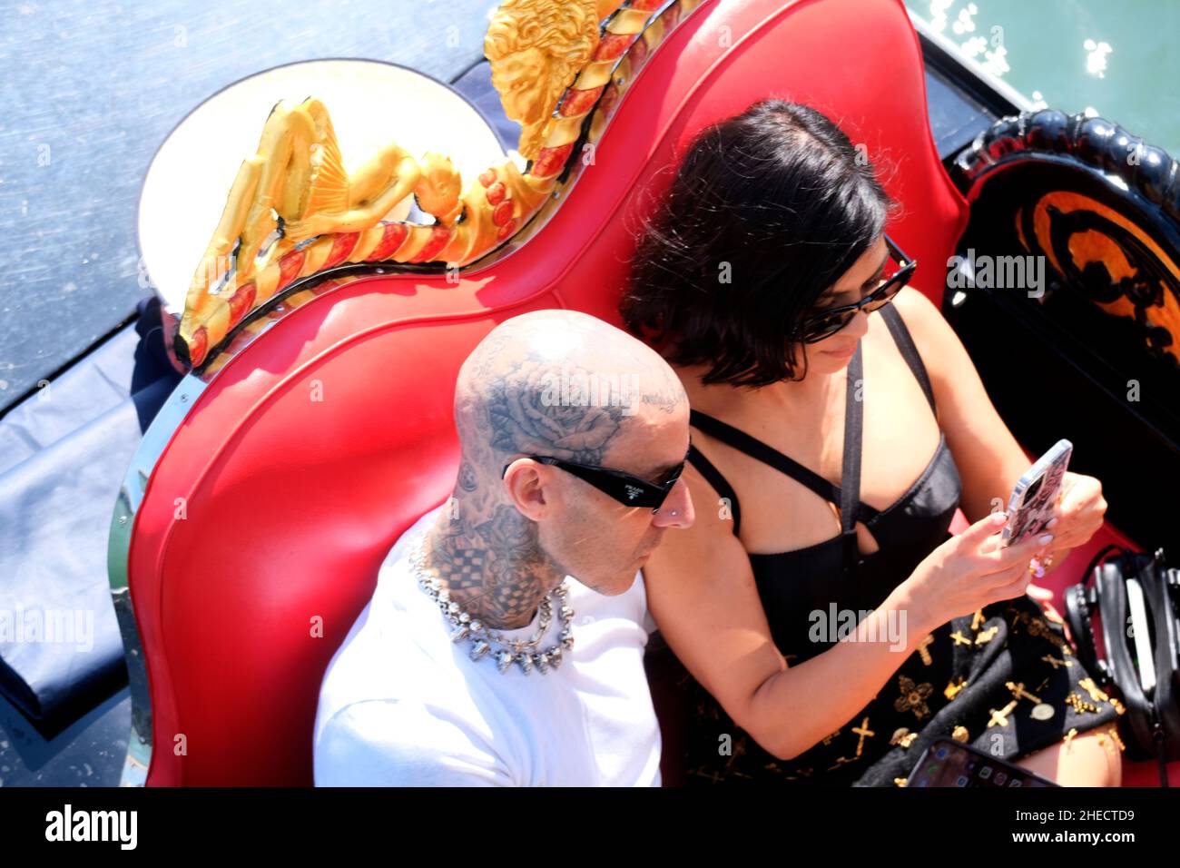 Kourtney Kardashian se trouve sur le circuit de Travis Barker pendant qu'ils se doutent pour un tour en gondole à Venise, Italie, le 30 août 2021. Banque D'Images