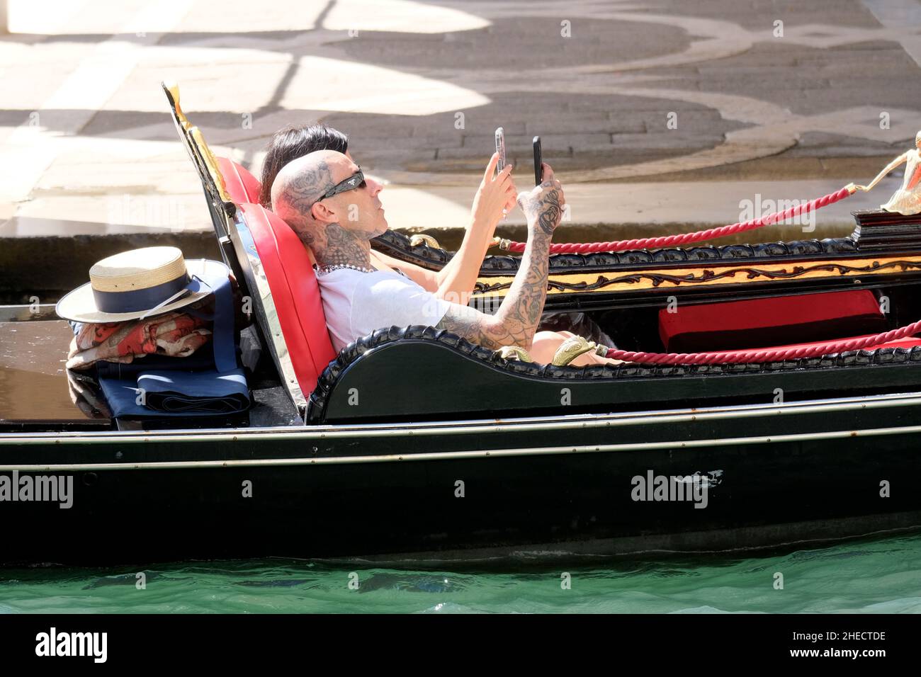 Kourtney Kardashian se trouve sur le circuit de Travis Barker pendant qu'ils se doutent pour un tour en gondole à Venise, Italie, le 30 août 2021. Banque D'Images