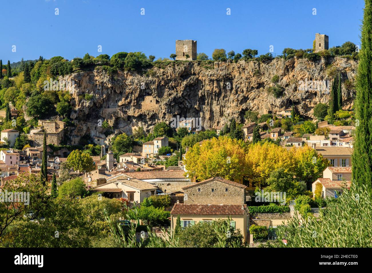 France, Var, Cotignac, le village avec les grottes surmontées des deux tours vestiges du château féodal // France, Var (83), Cotignac, village avec Banque D'Images