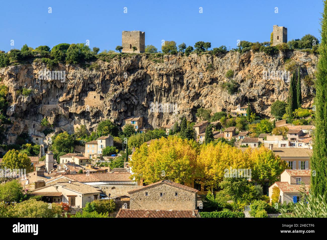 France, Var, Cotignac, le village avec les grottes surmontées des deux tours vestiges du château féodal // France, Var (83), Cotignac, village avec Banque D'Images