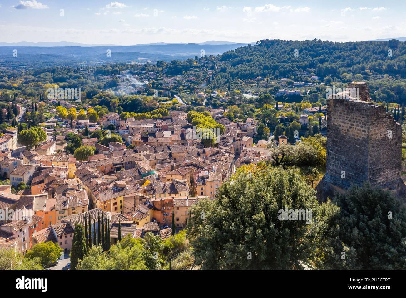France, Var, Cotignac, le village et l'une des deux tours vestiges du château féodal (vue aérienne) // France, Var (83), Cotignac, village et une Banque D'Images