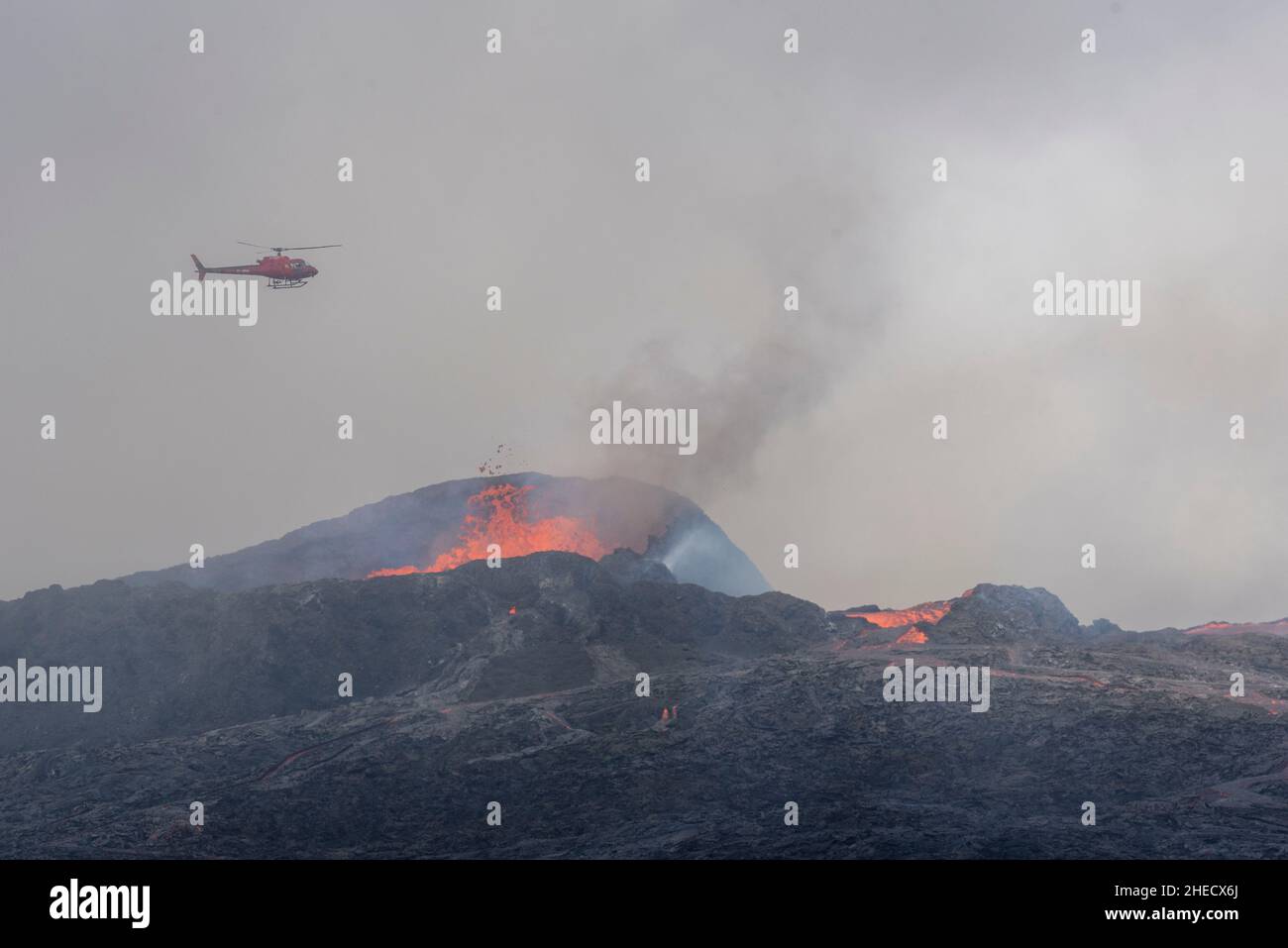 Islande, péninsule de Reykjanes, Grindavik, Fagralsfjall, système volcanique de Fagralsfjall,Geldingadalir, volcan, éruption volcanique effusive, hélicoptère survolant le cratère Banque D'Images