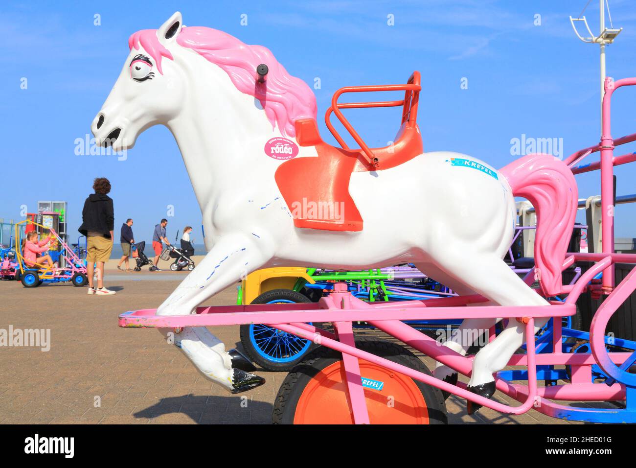 Belgique, Flandre Occidentale, Koksijde, Saint Idesbald (Sint Idesbald), location de voitures à pédales (cuistax) avec la mer du Nord en arrière-plan Banque D'Images