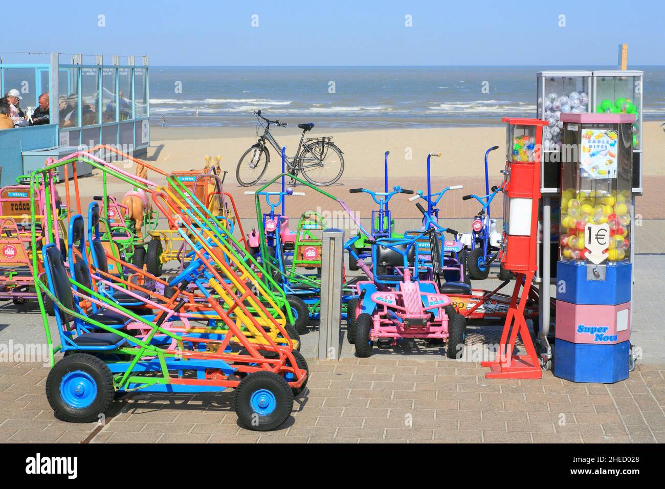 Belgique, Flandre Occidentale, Koksijde, Saint Idesbald (Sint Idesbald), location de voitures à pédales (cuistax) avec la mer du Nord en arrière-plan Banque D'Images
