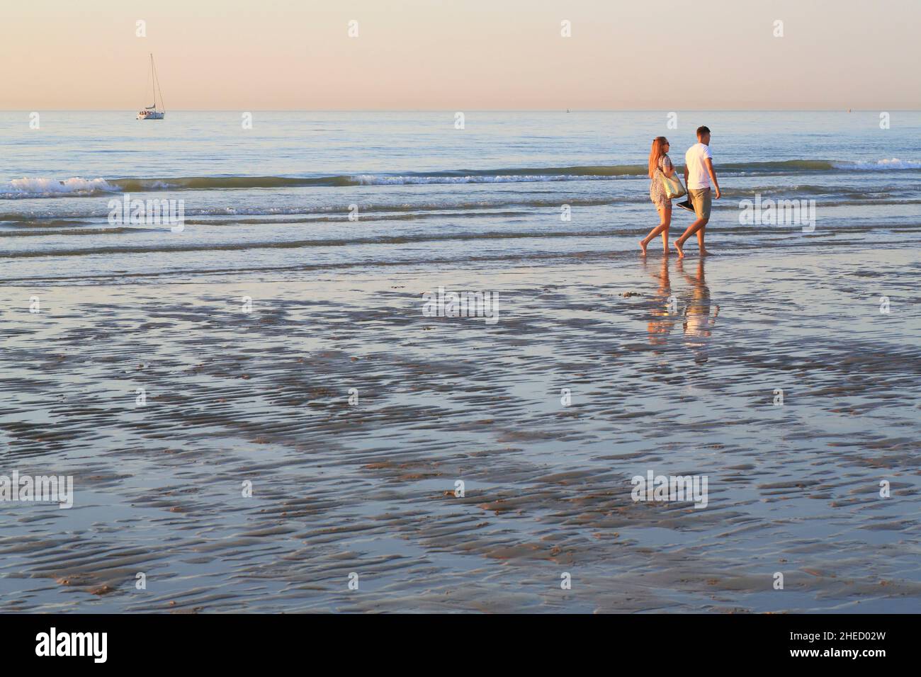 Belgique, Flandre Occidentale, Ostende, amoureux se promenant sur la plage Banque D'Images