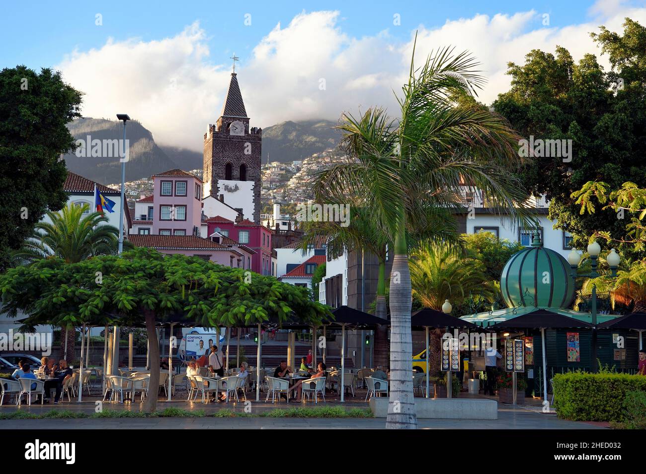 Portugal, l'île de Madère, Funchal, terrasse de café sur le front de mer et la cathédrale notre-Dame de l'Assomption Banque D'Images