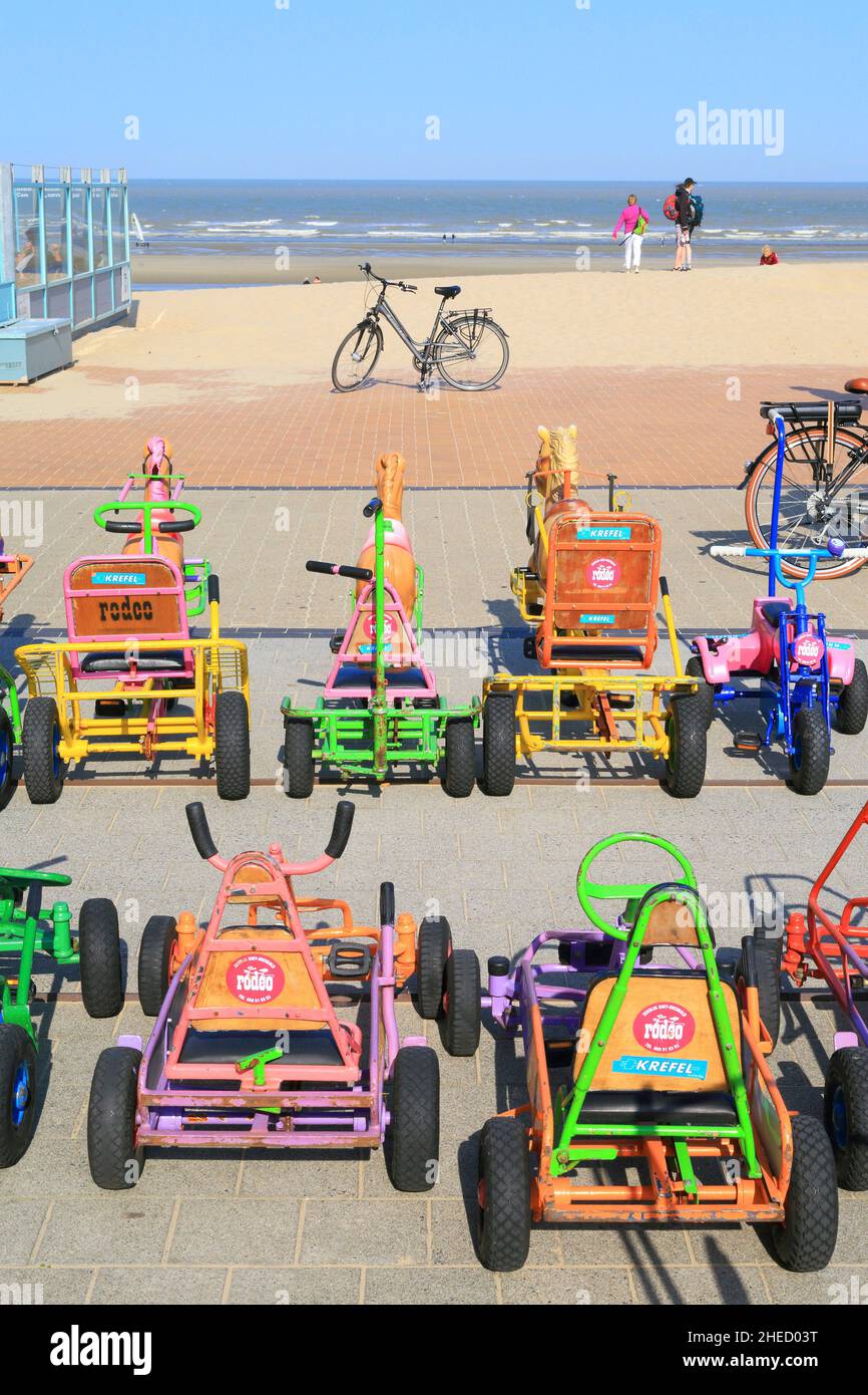 Belgique, Flandre Occidentale, Koksijde, Saint Idesbald (Sint Idesbald), location de voitures à pédales (cuistax) avec la mer du Nord en arrière-plan Banque D'Images