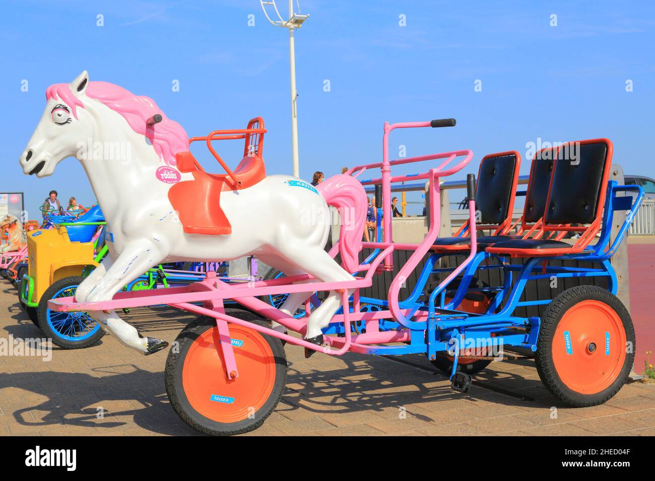 Belgique, Flandre Occidentale, Koksijde, Saint Idesbald (Sint Idesbald), location de voitures à pédales (cuistax) avec la mer du Nord en arrière-plan Banque D'Images