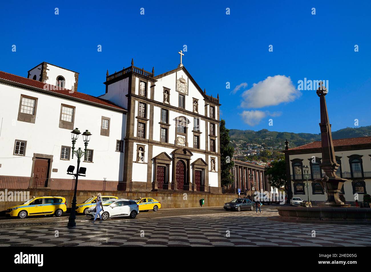 Portugal, Île de Madère, Funchal, praca do municipio, Eglise Saint Jean l'évangéliste (Igreja de Sao Joao Evangelista) ou Eglise du Collège jésuite Banque D'Images