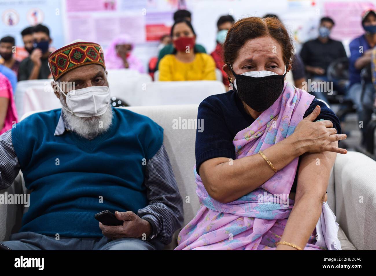 Guwahati, Inde.10th janvier 2022.Personne âgée dans une zone d'observation après avoir pris une dose de rappel du vaccin COVID-19, citoyen à Guwahati, Assam, Inde, le lundi 10 janvier,2022. La campagne de vaccination pour la troisième dose ou ''˜dose de précaution pour les groupes prioritaires ''' travailleurs de la santé, les travailleurs de première ligne et les personnes âgées de plus de 60 ans avec comorbidités a commencé lundi.(Image de crédit : © David Talukdar/ZUMA Press Wire) Banque D'Images