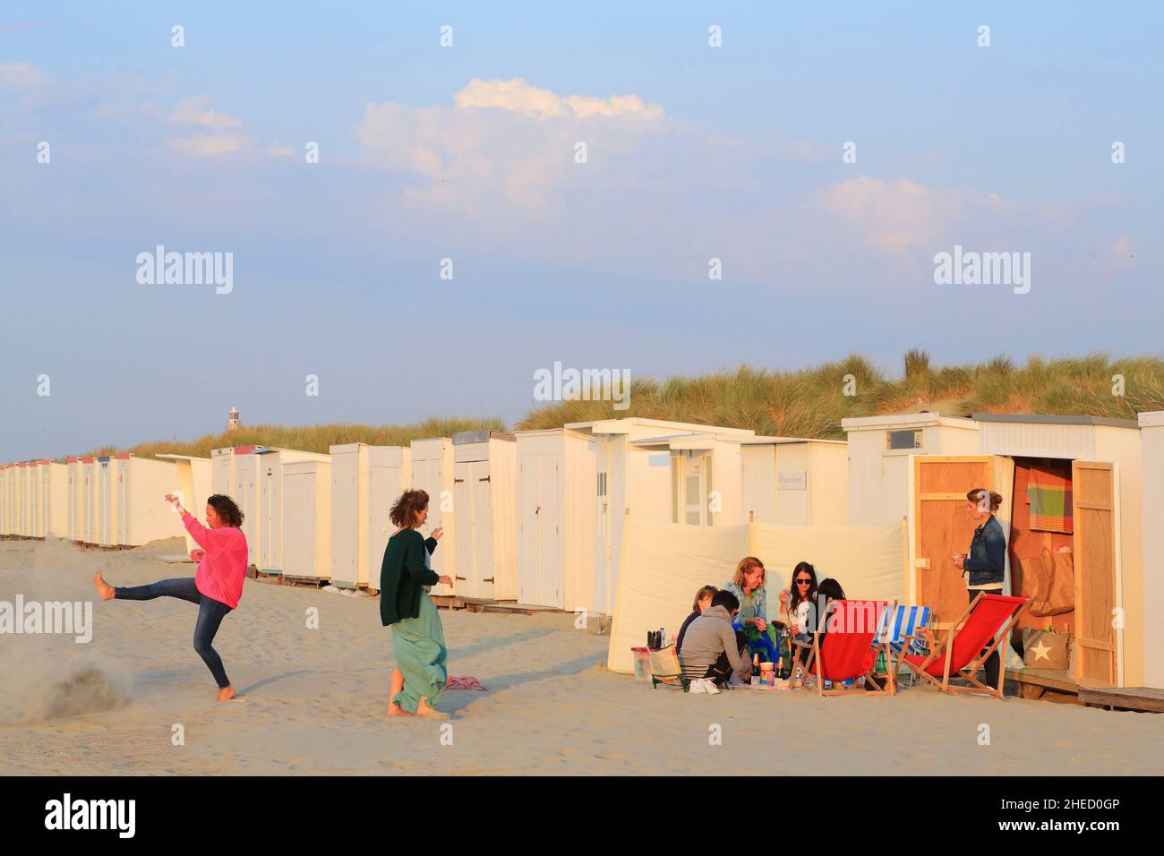 Belgique, Flandre Occidentale, Nieuwpoort, fête d'anniversaire dans une cabane de plage Banque D'Images