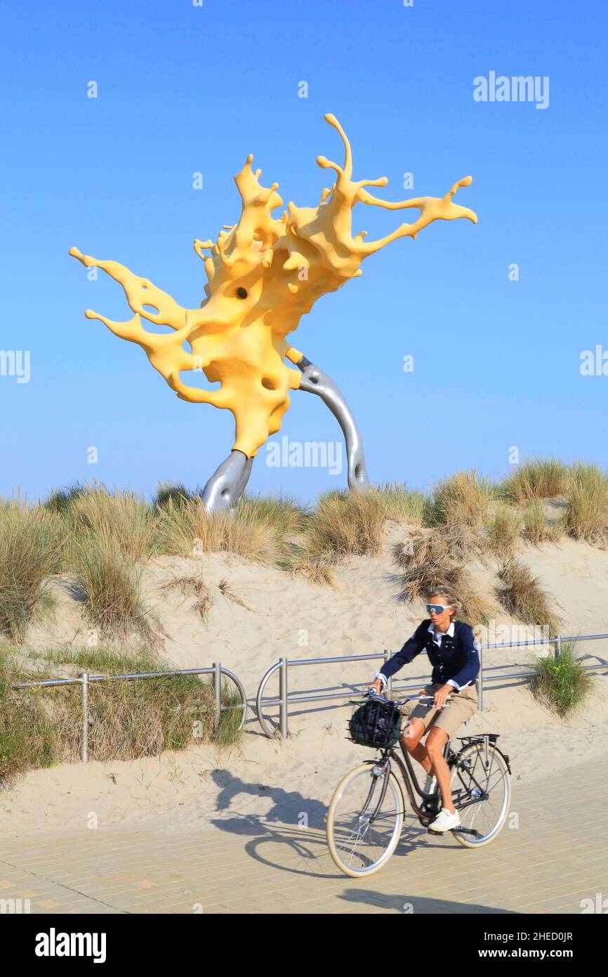 Belgique, Flandre Occidentale, Middelkerke, vélo en face de l'œuvre permanente de l'art Olnetop par l'artiste Nick Ervinck installé pendant le festival de Beaufort 2012 Banque D'Images