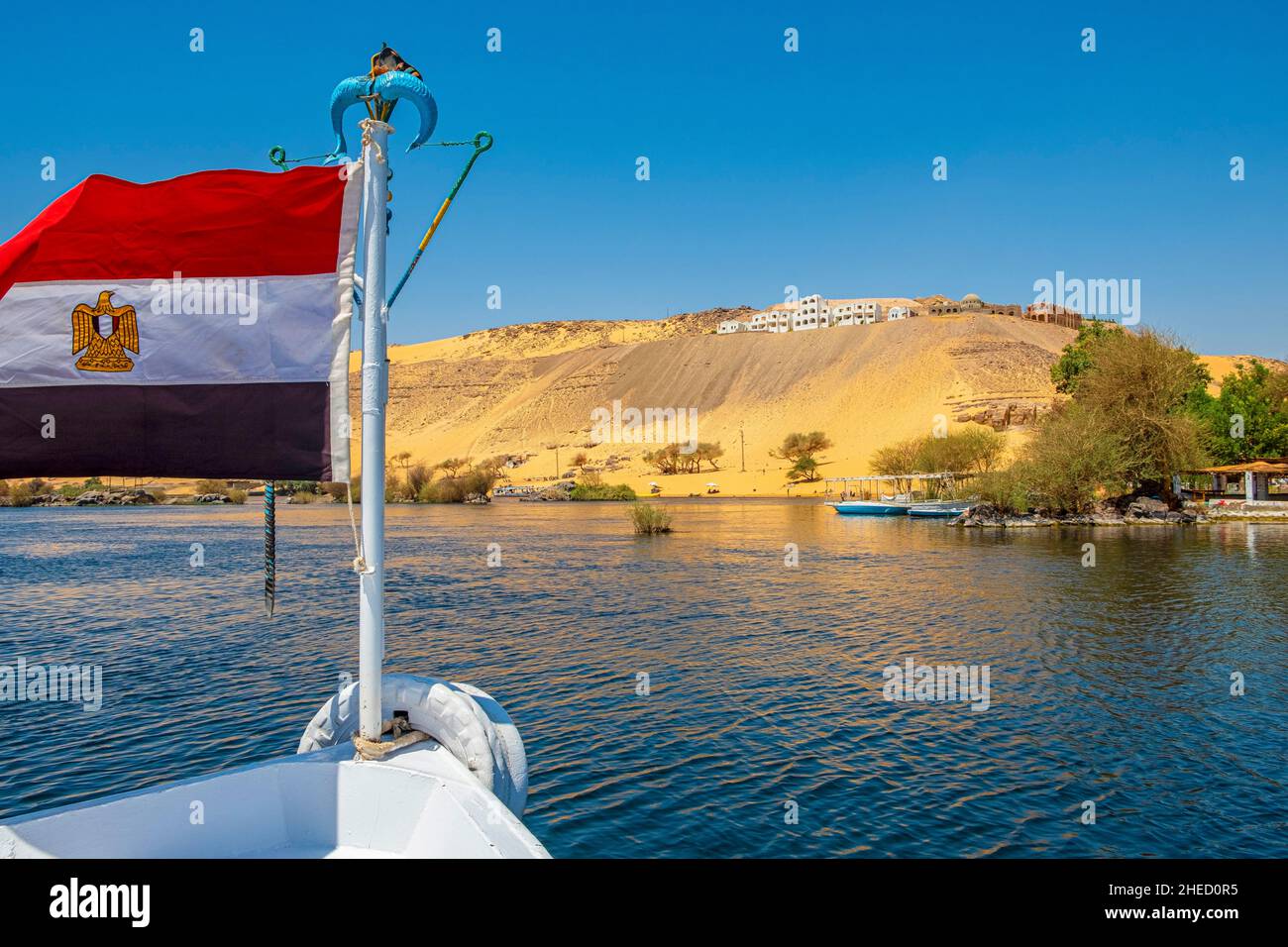 Égypte, haute Égypte, Vallée du Nil, Assouan, le désert et le drapeau égyptien Banque D'Images