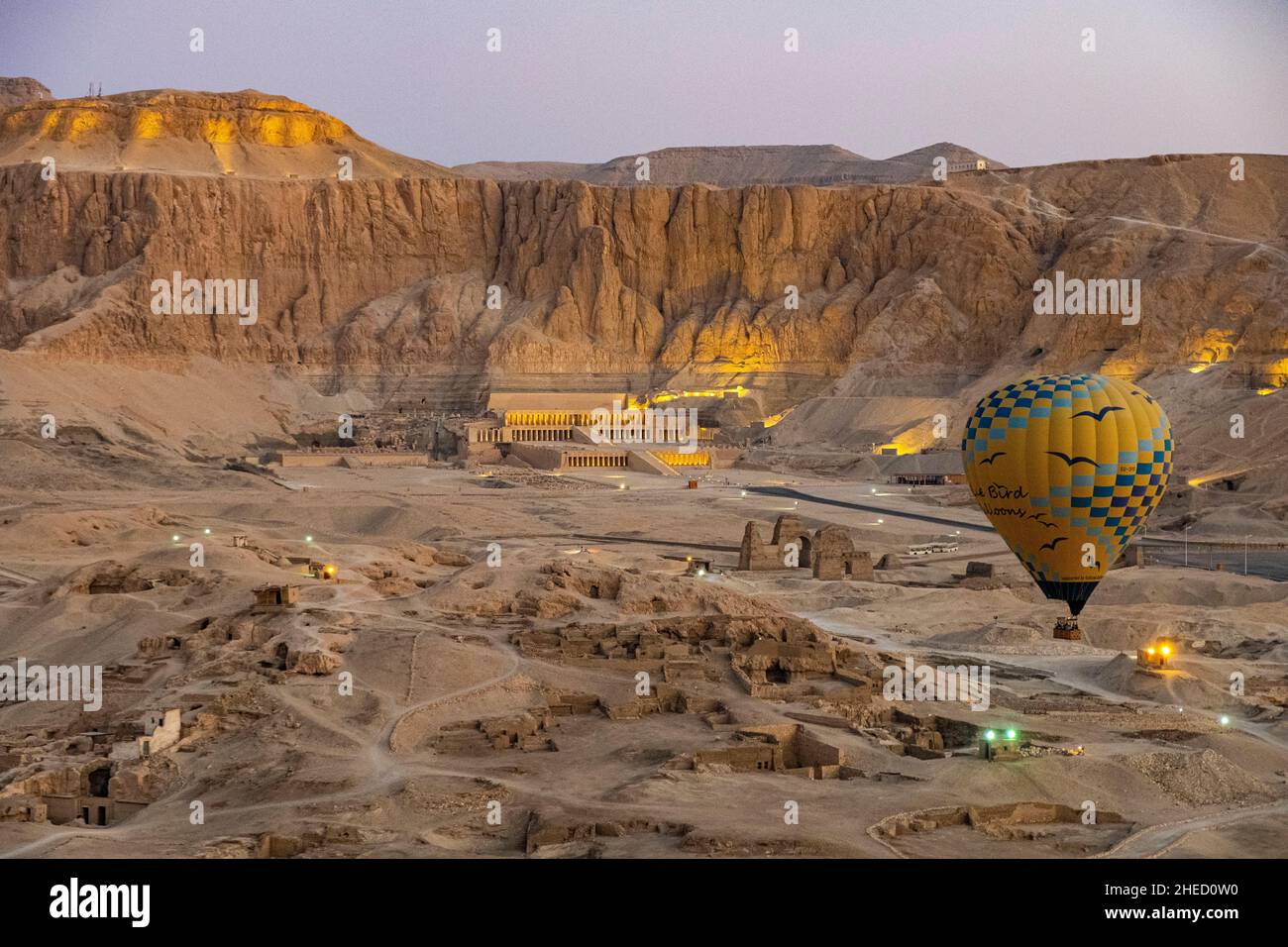 Égypte, haute Égypte, Vallée du Nil, près de Louxor, Thèbes de l'Ouest,Nécropole thébaine classée au patrimoine mondial de l'UNESCO, Deir el-Bahari, temple de Hatshepsut à partir d'une montgolfière (vue aérienne) Banque D'Images