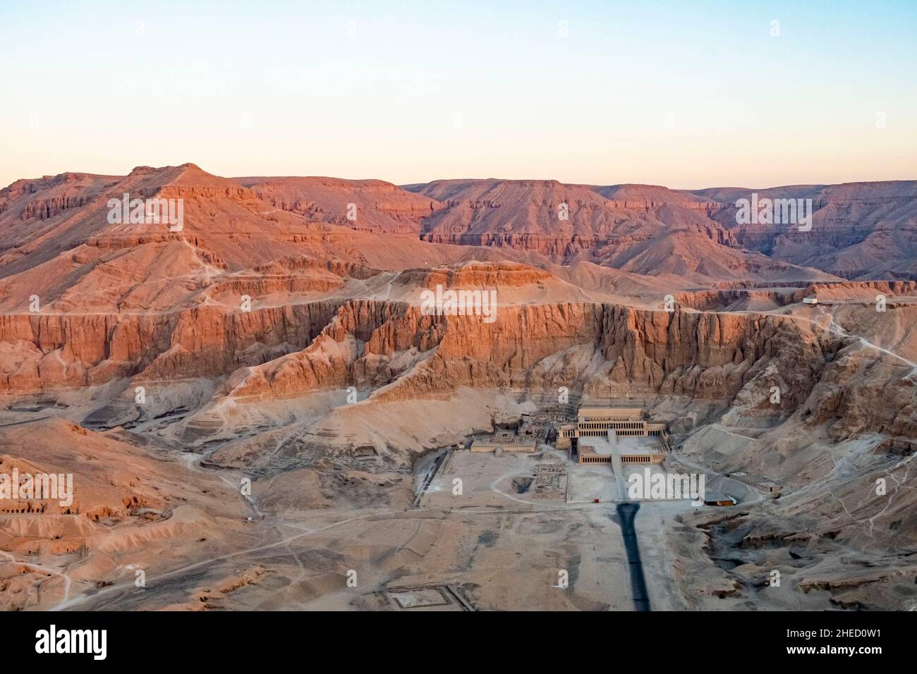 Égypte, haute Égypte, Vallée du Nil, près de Louxor, Thèbes de l'Ouest,Nécropole thébaine classée au patrimoine mondial de l'UNESCO, Deir el-Bahari, temple de Hatshepsut à partir d'une montgolfière (vue aérienne) Banque D'Images