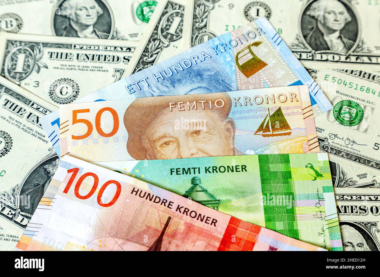 Billets de couronnes suédoises et norvégiennes sur fond de dollars américains.Concept d'entreprise Banque D'Images