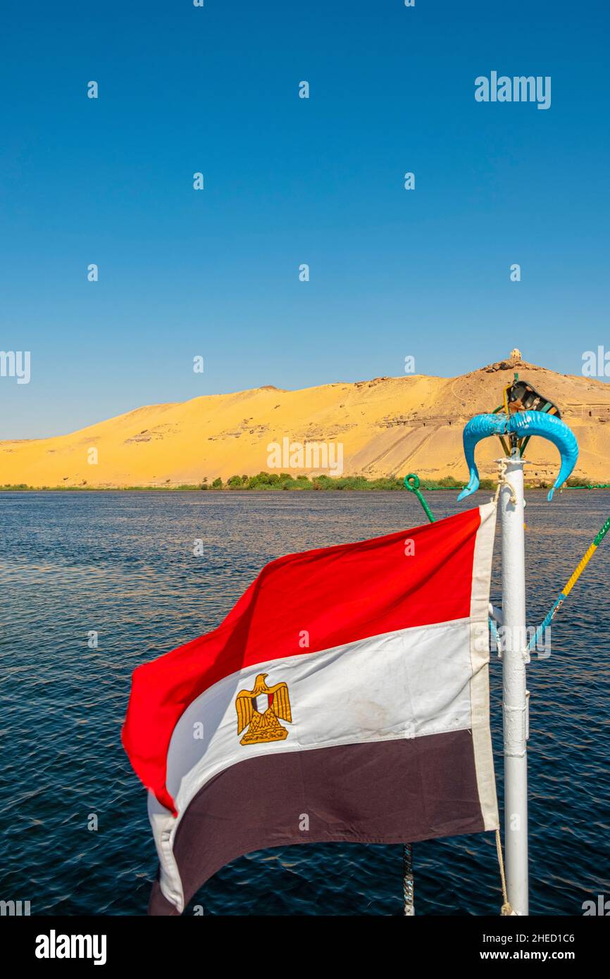 Égypte, haute Égypte, Vallée du Nil, Assouan, le désert et le drapeau égyptien Banque D'Images