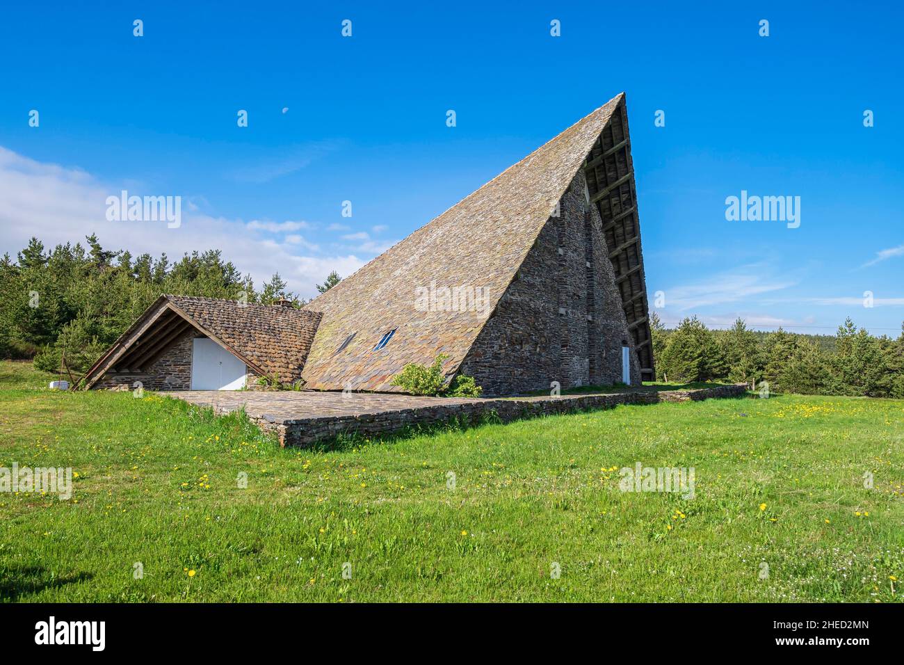 France, Lozère, Mont Lozère et Goulet, le BleymardMont Lozère, Trinit?chapelle sur le sentier France, Lozère, Mont Lozère et Goulet, le BleymardMont Lozère, Trinit?chapelle sur le sentier