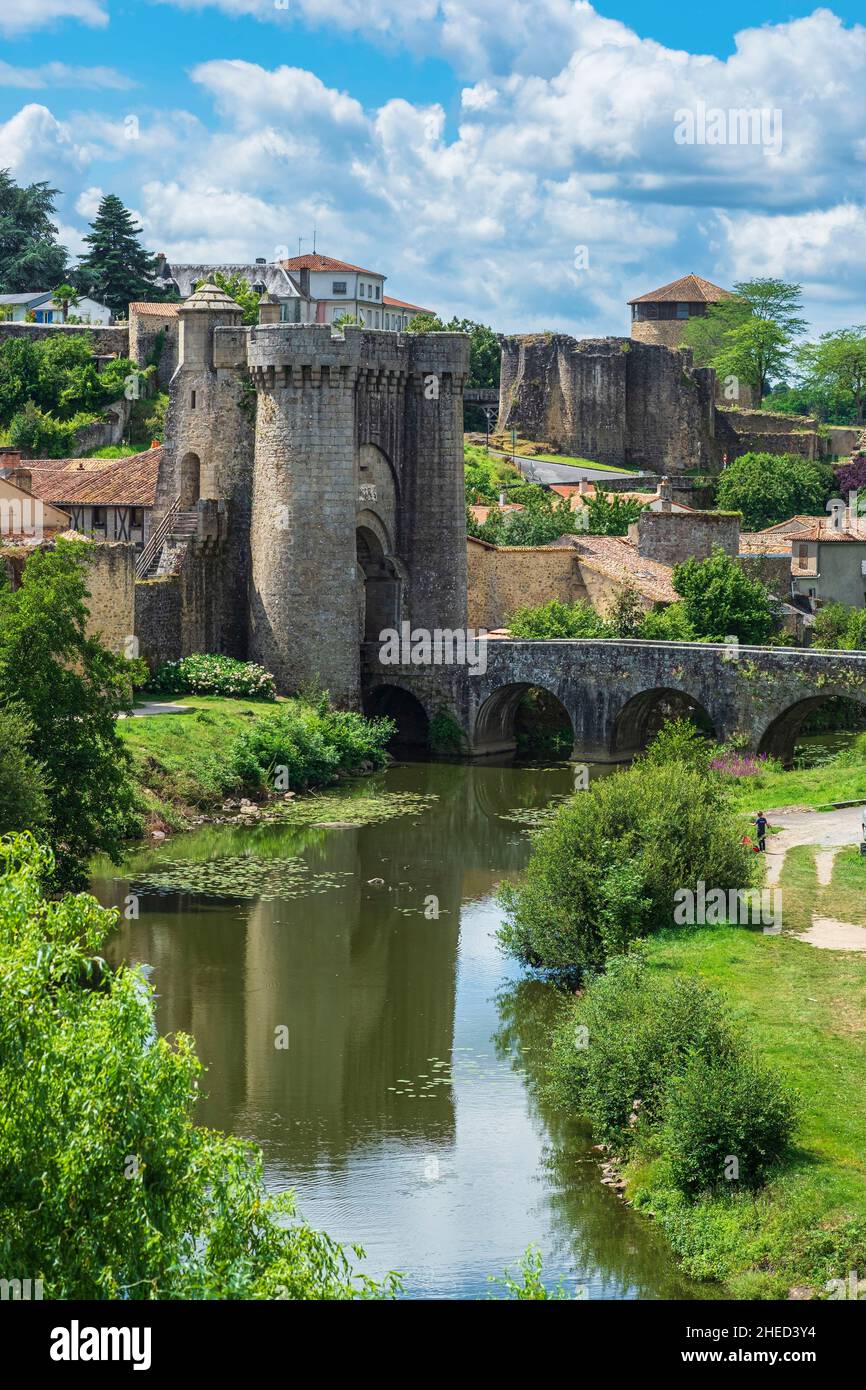 France, deux-Sèvres, Parthenay, marche sur l'un des chemins de Saint-Jacques-de-Compostelle (chemin Plantagenet), pont fortifié sur le fleuve Thouet et la porte Saint-Jacques Banque D'Images