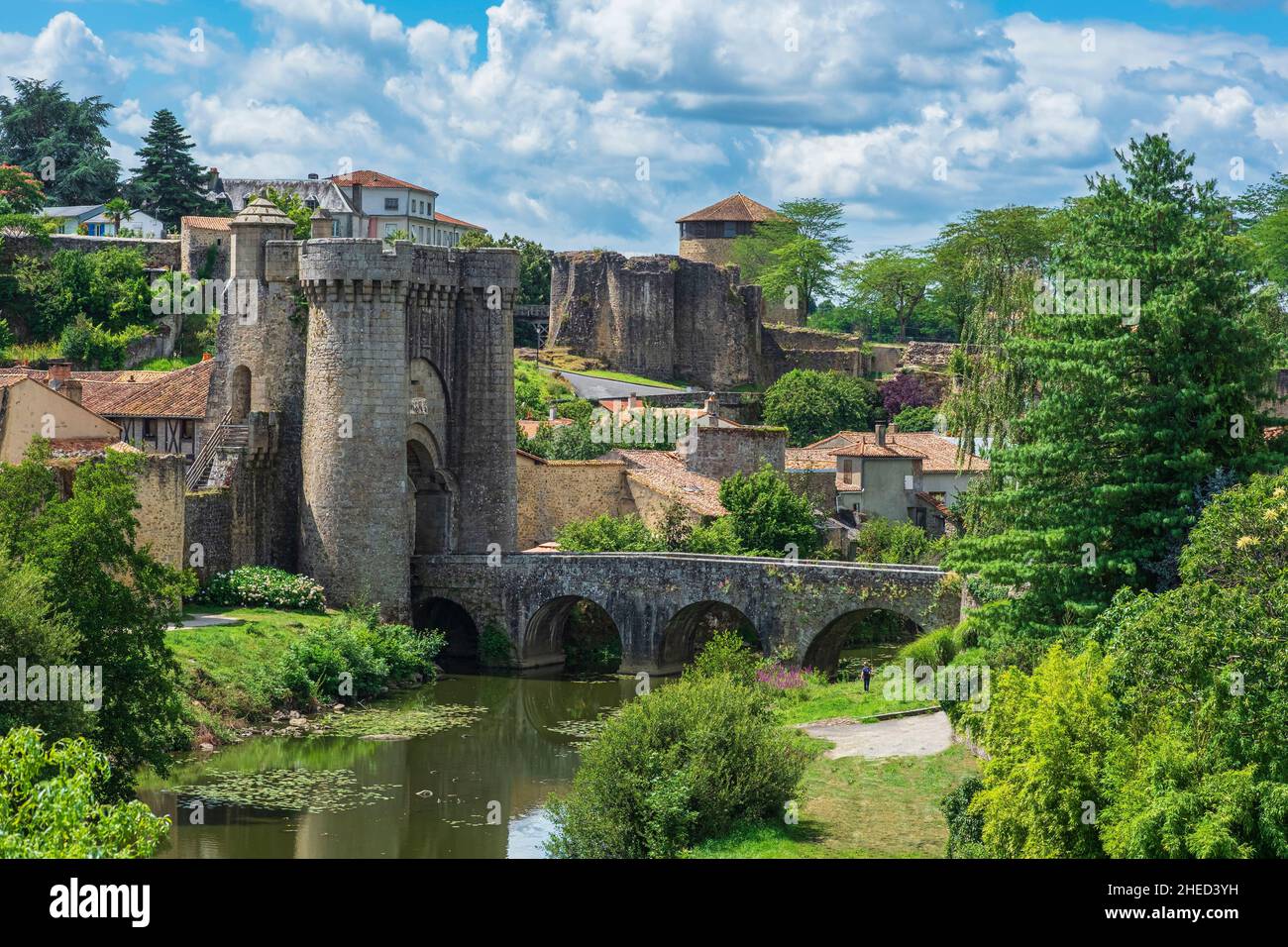 France, deux-Sèvres, Parthenay, marche sur l'un des chemins de Saint-Jacques-de-Compostelle (chemin Plantagenet), pont fortifié sur le fleuve Thouet et la porte Saint-Jacques Banque D'Images