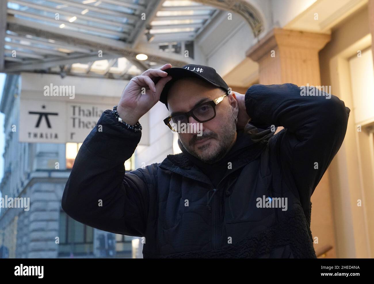 Hambourg, Allemagne.10th janvier 2022.Le directeur russe Kirill Serebrennikov est en pause devant le théâtre Thalia.Il a été autorisé à quitter la Russie et dirige maintenant les répétitions de sa production de l'histoire de Chekhov 'le moine noir'.Serebrennikov avait été arrêté à l'été 2017 et placé en résidence surveillée.La peine de prison exigée par la poursuite pour détournement présumé de fonds a été commuée au procès de l'été 2020 en une peine de trois ans avec sursis et interdiction de quitter la Russie.Credit: Marcus Brandt/dpa/Alay Live News Banque D'Images