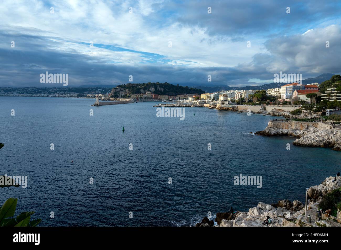 Paysage marin de la côte méditerranéenne sauvage du Cap de Nice avec vagues et rochers au coucher du soleil près de la ville de Nice Banque D'Images